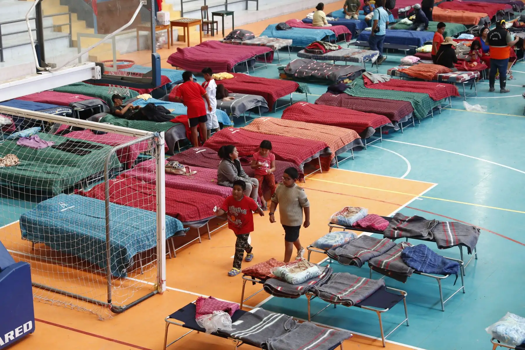 Damnificados por los huaicos en Moquegua pernoctan en el coliseo Miguel Zeballos Malaga.  Foto: ANDINA/Carlos Lezama