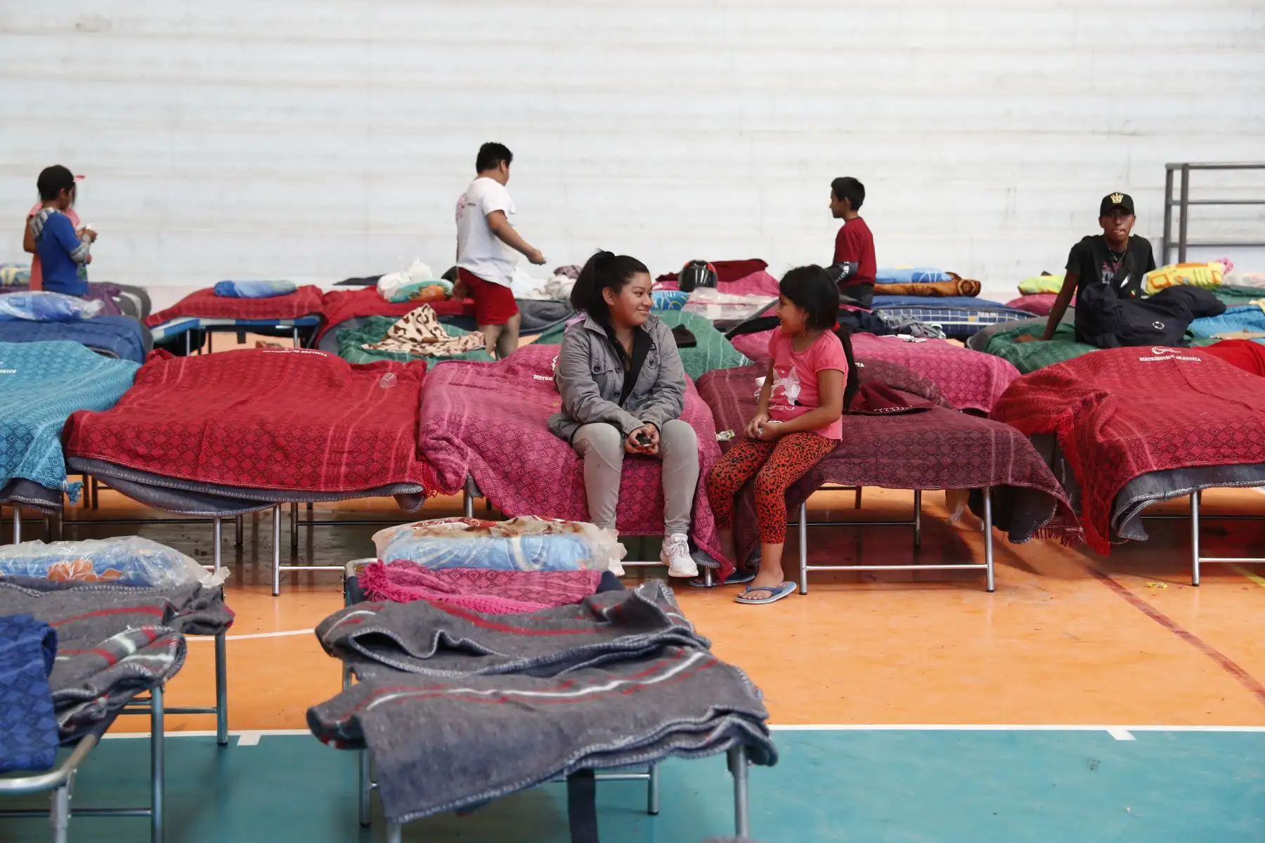 Damnificados por los huaicos en Moquegua pernoctan en el coliseo Miguel Zeballos Malaga.  Foto: ANDINA/Carlos Lezama