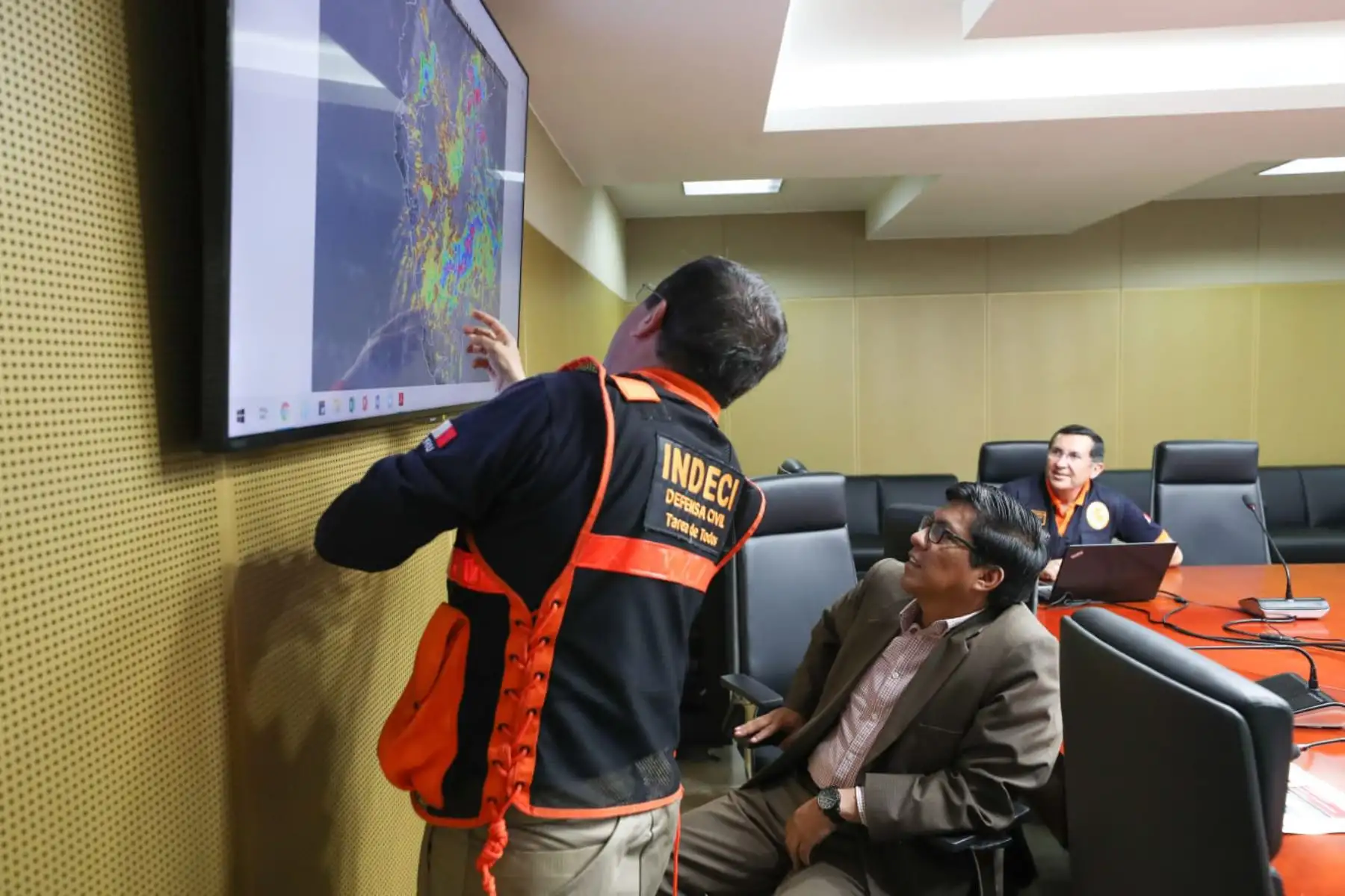 Titular de la PCM, Vicente Zeballos supervisa el monitoreo que hace Indeci desde el Centro de Operaciones de Emergencia Nacional (COEN) sobre las emergencias o desastres que se registran en las regiones del país.
Foto: PCM