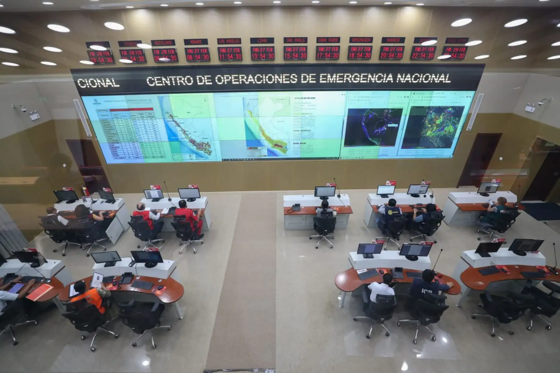 Titular de la PCM, Vicente Zeballos supervisa el monitoreo que hace Indeci desde el Centro de Operaciones de Emergencia Nacional (COEN) sobre las emergencias o desastres que se registran en las regiones del país.
Foto: PCM