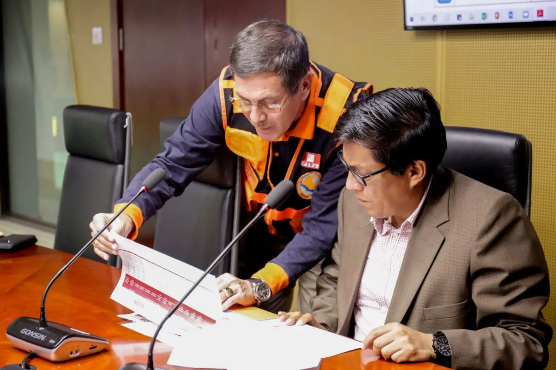 Titular de la PCM, Vicente Zeballos supervisa el monitoreo que hace Indeci desde el Centro de Operaciones de Emergencia Nacional (COEN) sobre las emergencias o desastres que se registran en las regiones del país.
Foto: PCM
