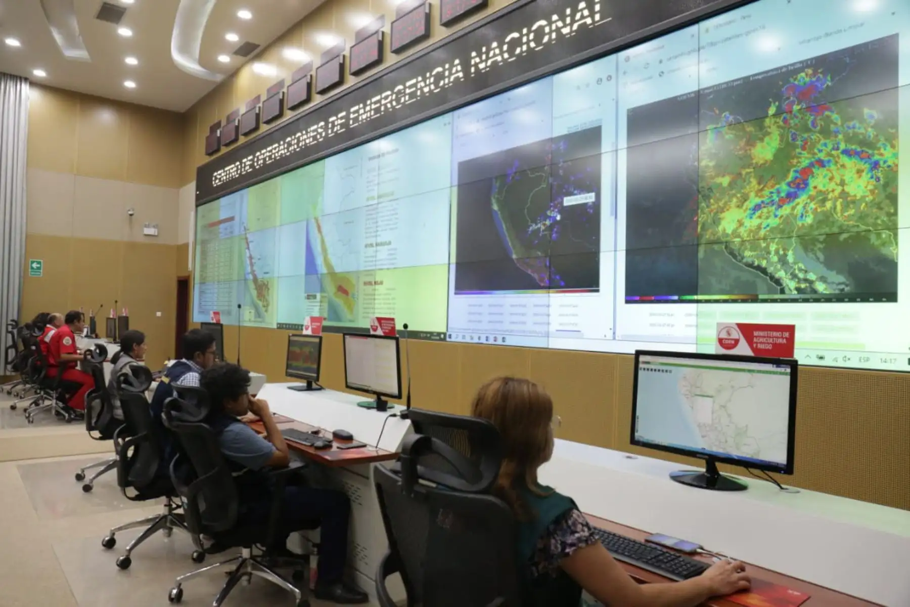 Titular de la PCM, Vicente Zeballos supervisa el monitoreo que hace Indeci desde el Centro de Operaciones de Emergencia Nacional (COEN) sobre las emergencias o desastres que se registran en las regiones del país.
Foto: PCM