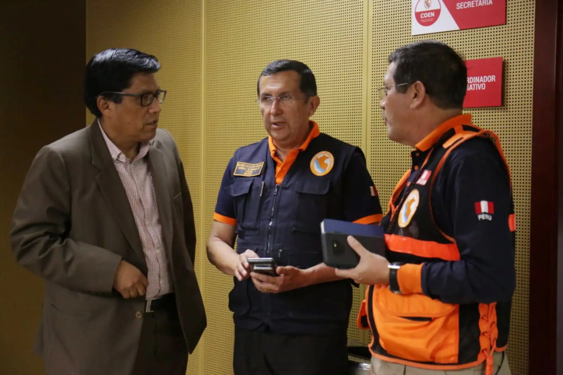 Titular de la PCM, Vicente Zeballos supervisa el monitoreo que hace Indeci desde el Centro de Operaciones de Emergencia Nacional (COEN) sobre las emergencias o desastres que se registran en las regiones del país.
Foto: PCM