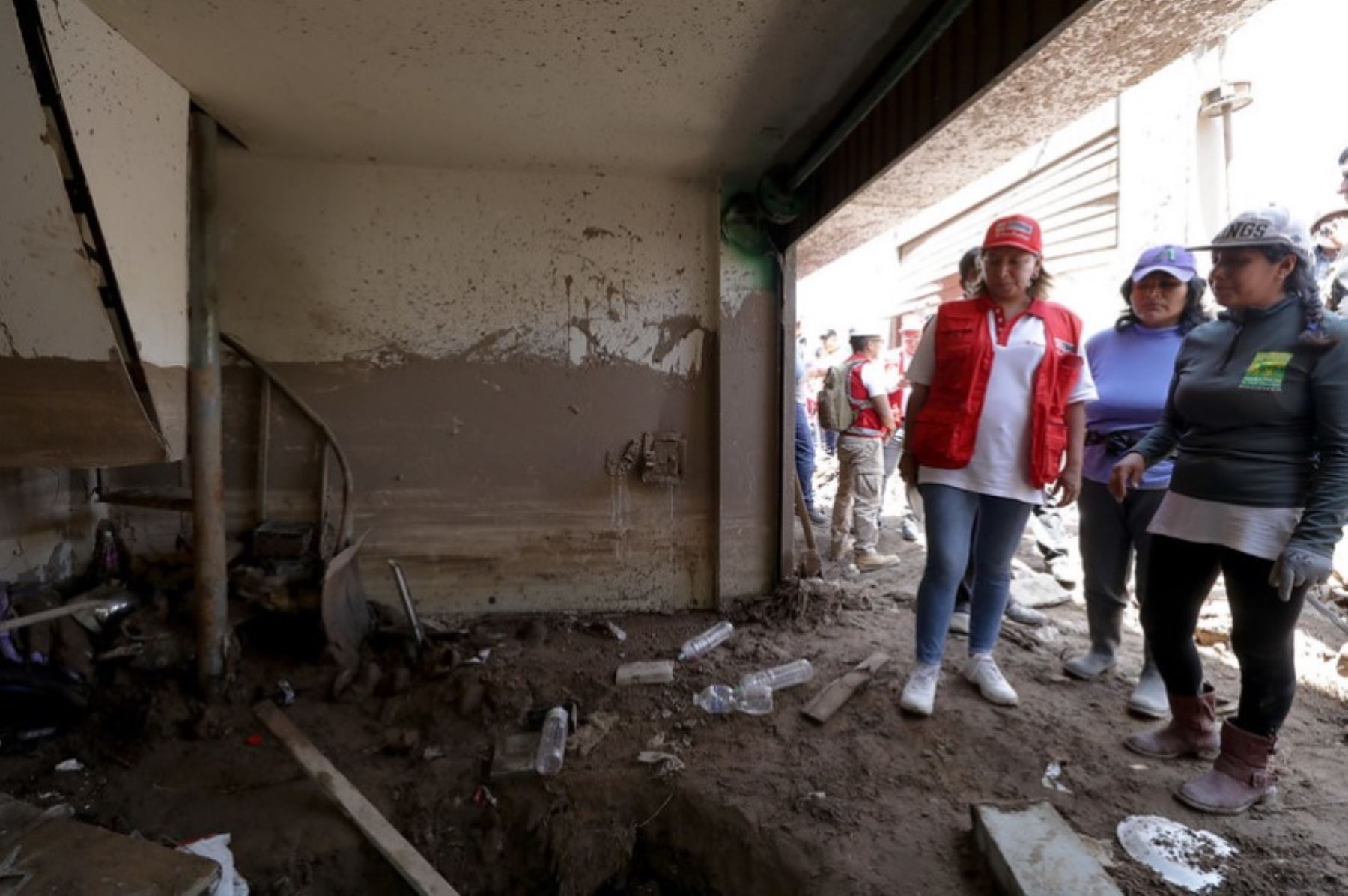 Ministra de la Producción, Rocío Barrios, verificó daños provocados por un huaico en el centro comercial La Rotonda, en la ciudad de Tacna.