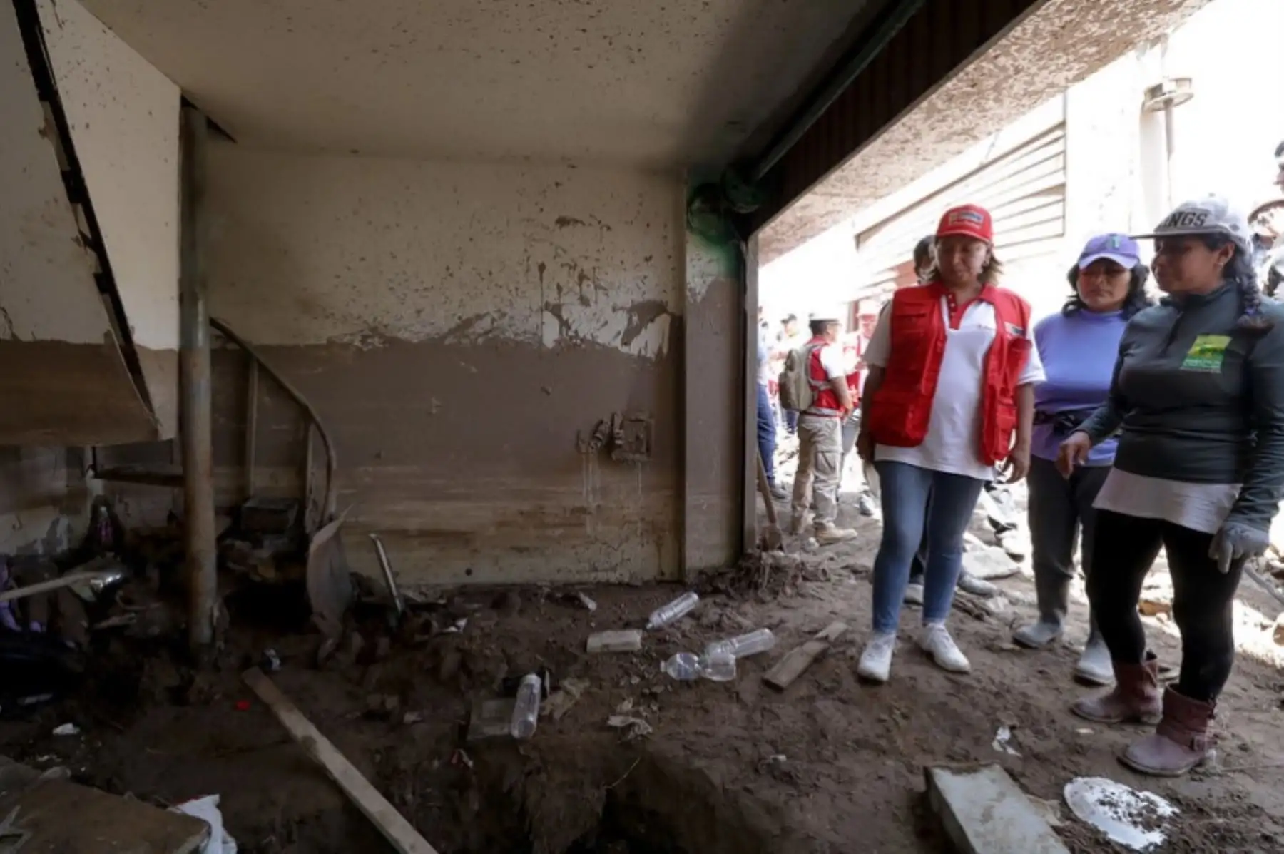 Ministra de la Producción, Rocío Barrios, verificó daños provocados por un huaico en el centro comercial La Rotonda, en la ciudad de Tacna.