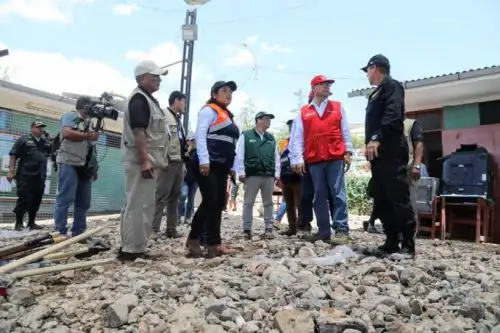 Los ministros de Agricultura y Riego, Jorge Montenegro, y de Energía Minas, Susana Vilca, realizaron hoy una visita al albergue temporal del Coliseo de Samegua, donde fueron trasladados los damnificados de las zonas afectadas por las intensas lluvias registradas en la víspera en Moquegua y que originaron la activación de quebradas y la inundación de las principales vías de la ciudad