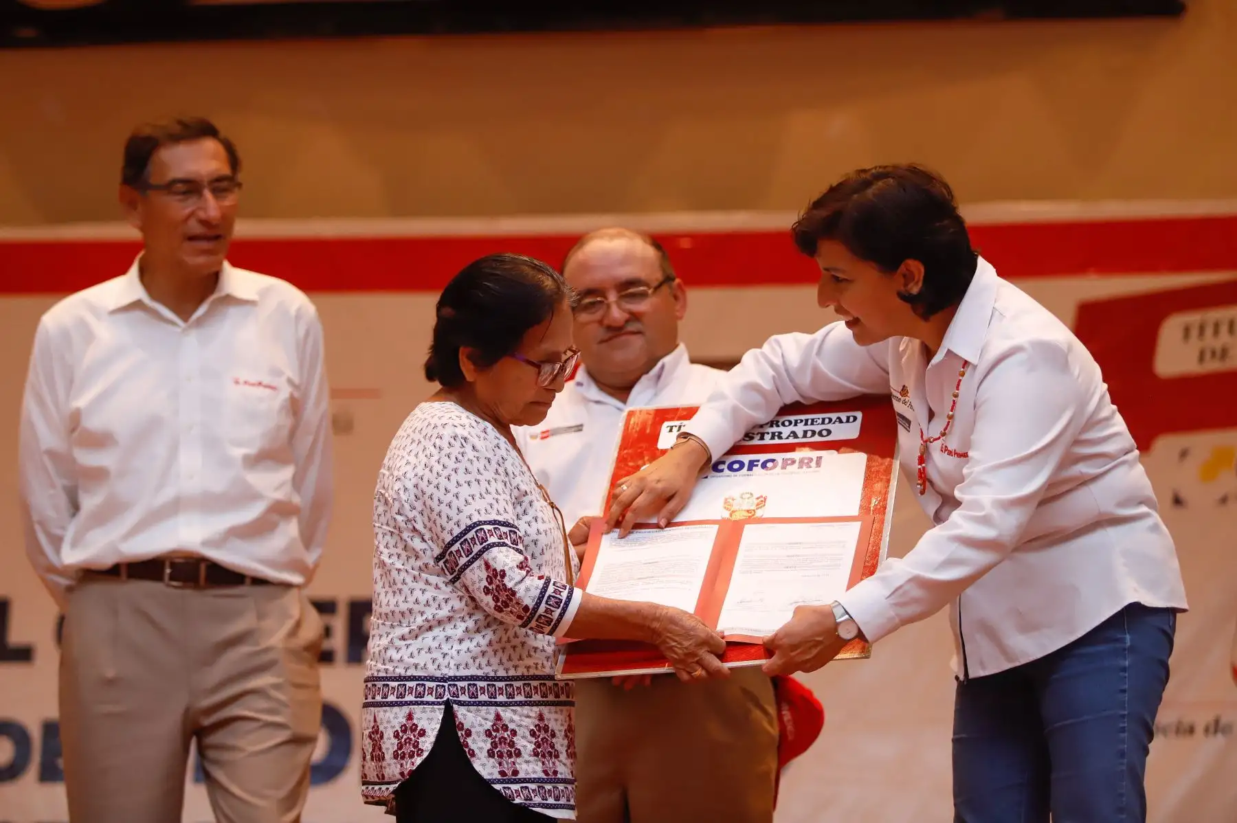 Jefe de Estado, Martín Vizcarra supervisa entrega del Centro Infantil de Atención Integral (Cuna Más) “Caritas Felices” y entrega más de 1600 títulos de propiedad en la región Madre de Dios.
Foto: ANDINA/ Prensa Presidencia