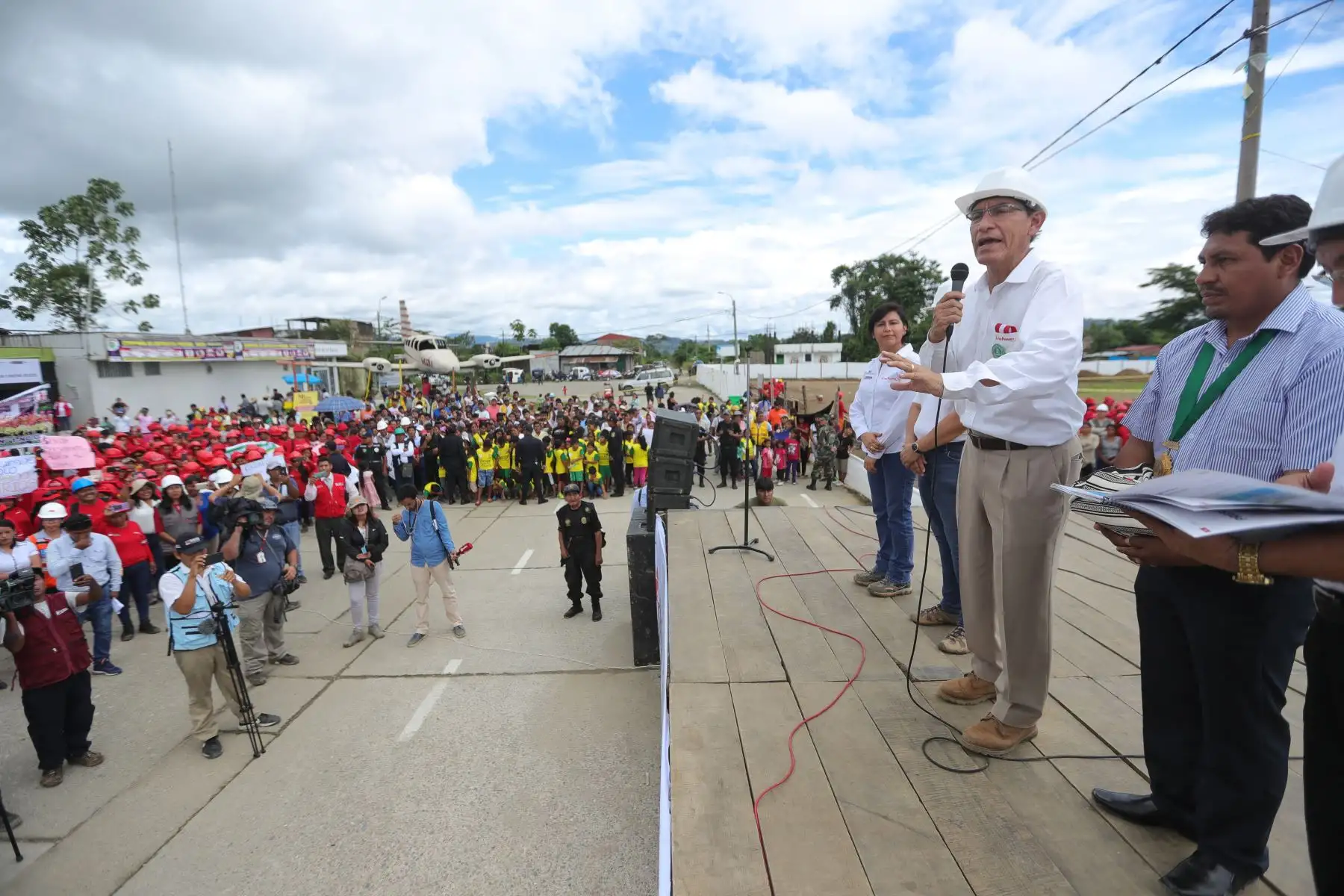 Jefe de Estado, Martín Vizcarra supervisa entrega del Centro Infantil de Atención Integral (Cuna Más) “Caritas Felices” y entrega más de 1600 títulos de propiedad en la región Madre de Dios.
Foto: ANDINA/ Prensa Presidencia