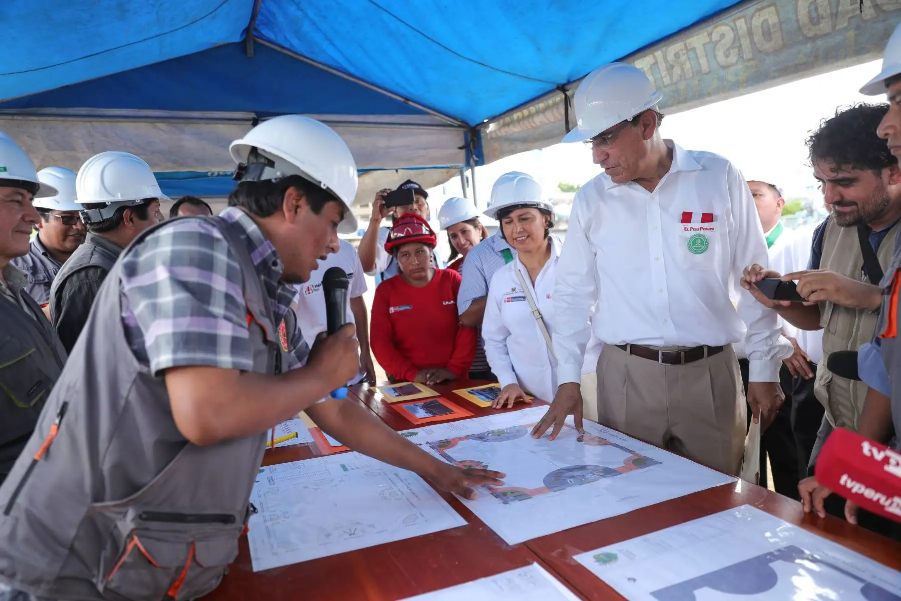 Jefe de Estado, Martín Vizcarra supervisa entrega del Centro Infantil de Atención Integral (Cuna Más) “Caritas Felices” y entrega más de 1600 títulos de propiedad en la región Madre de Dios.
Foto: ANDINA/ Prensa Presidencia