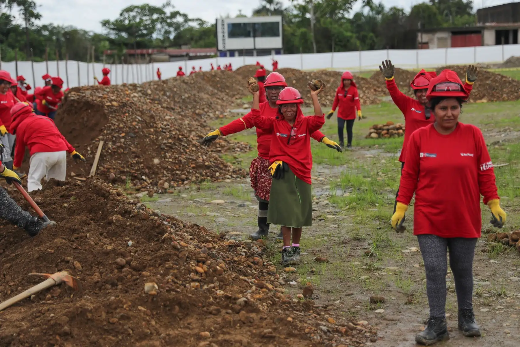 Jefe de Estado, Martín Vizcarra supervisa entrega del Centro Infantil de Atención Integral (Cuna Más) “Caritas Felices” y entrega más de 1600 títulos de propiedad en la región Madre de Dios.
Foto: ANDINA/ Prensa Presidencia
