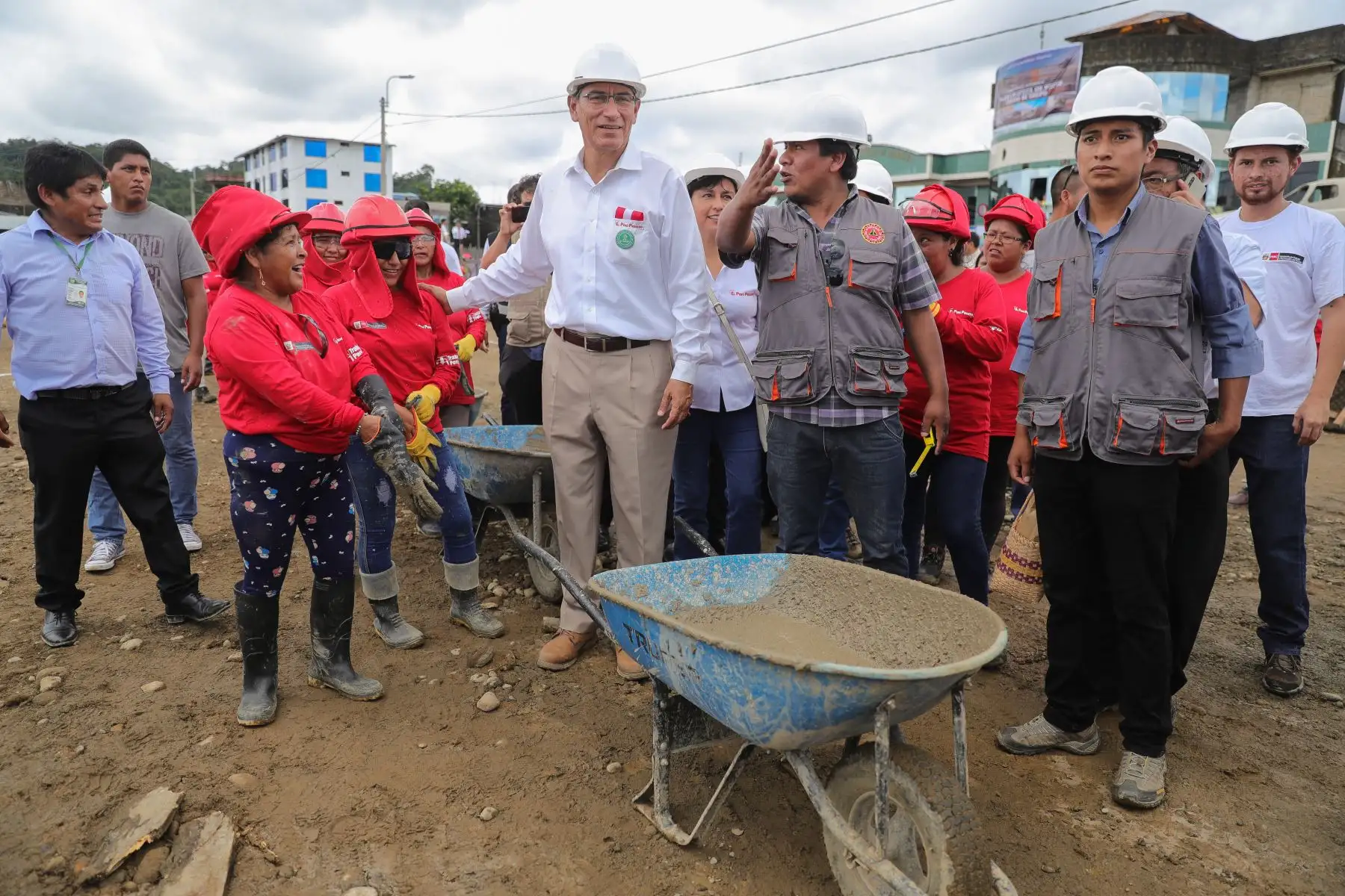 Jefe de Estado, Martín Vizcarra supervisa entrega del Centro Infantil de Atención Integral (Cuna Más) “Caritas Felices” y entrega más de 1600 títulos de propiedad en la región Madre de Dios.
Foto: ANDINA/ Prensa Presidencia