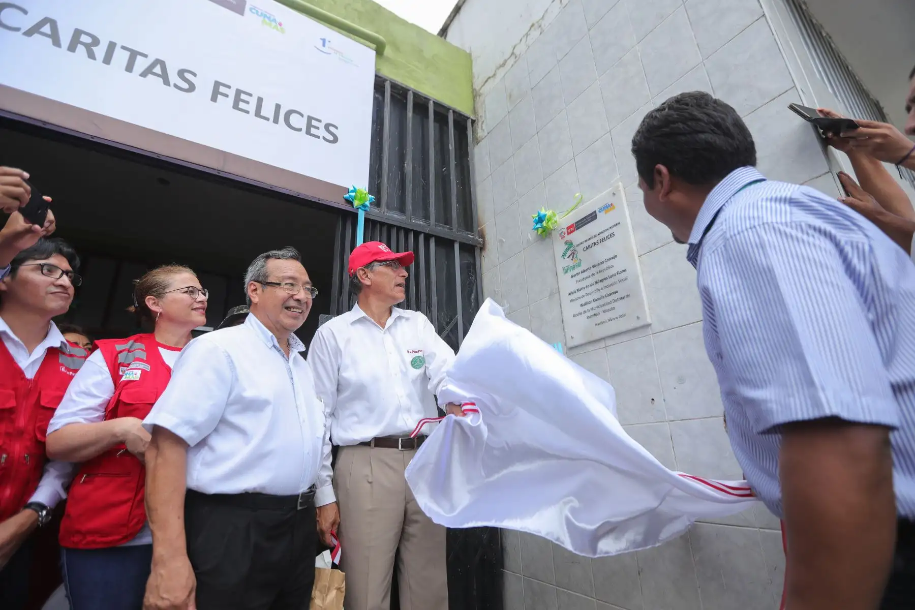 Jefe de Estado, Martín Vizcarra supervisa entrega del Centro Infantil de Atención Integral (Cuna Más) “Caritas Felices” y entrega más de 1600 títulos de propiedad en la región Madre de Dios.
Foto: ANDINA/ Prensa Presidencia