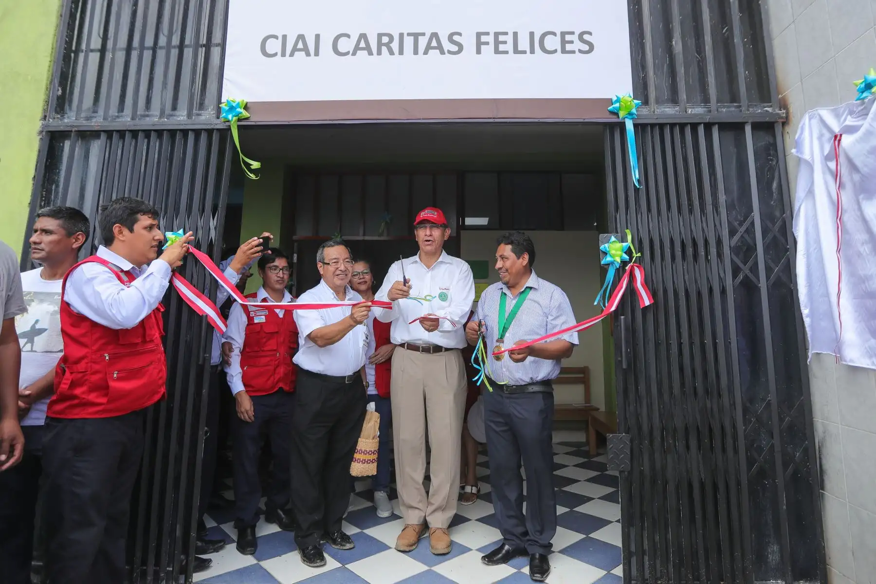 Jefe de Estado, Martín Vizcarra supervisa entrega del Centro Infantil de Atención Integral (Cuna Más) “Caritas Felices” y entrega más de 1600 títulos de propiedad en la región Madre de Dios.
Foto: ANDINA/ Prensa Presidencia