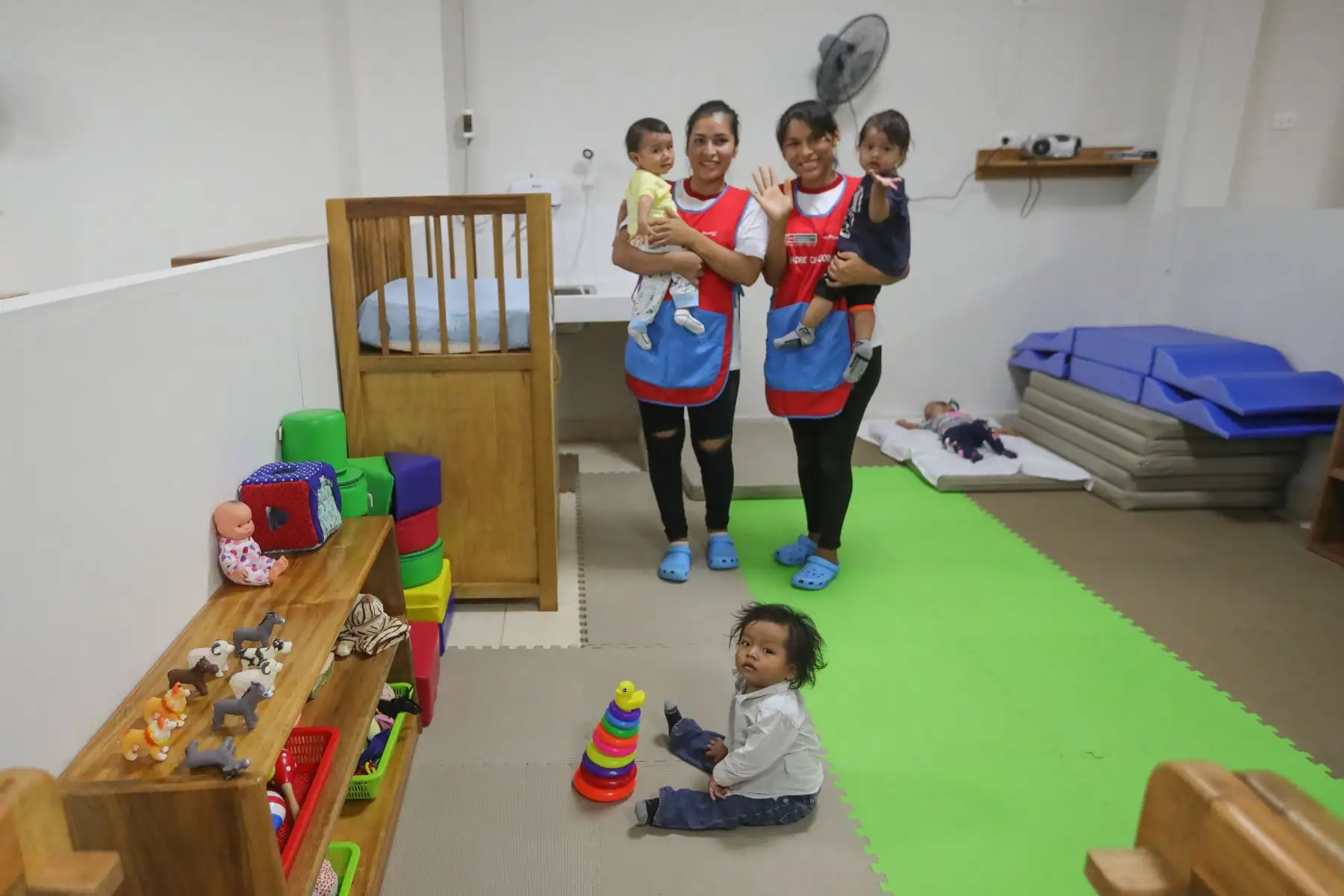 Jefe de Estado, Martín Vizcarra supervisa entrega del Centro Infantil de Atención Integral (Cuna Más) “Caritas Felices” y entrega más de 1600 títulos de propiedad en la región Madre de Dios.
Foto: ANDINA/ Prensa Presidencia