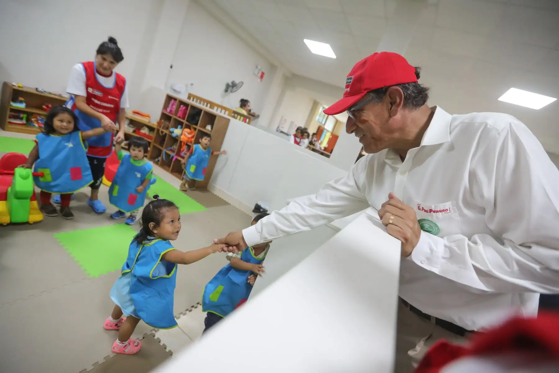 Jefe de Estado, Martín Vizcarra supervisa entrega del Centro Infantil de Atención Integral (Cuna Más) “Caritas Felices” y entrega más de 1600 títulos de propiedad en la región Madre de Dios.
Foto: ANDINA/ Prensa Presidencia