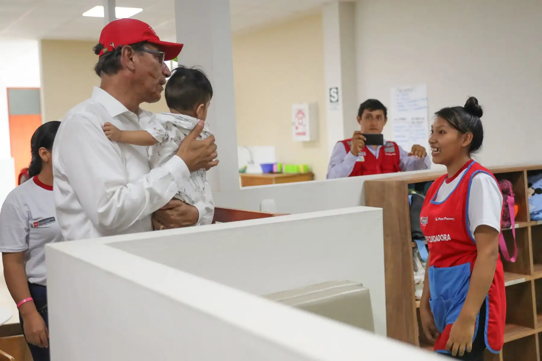 Jefe de Estado, Martín Vizcarra supervisa entrega del Centro Infantil de Atención Integral (Cuna Más) “Caritas Felices” y entrega más de 1600 títulos de propiedad en la región Madre de Dios.
Foto: ANDINA/ Prensa Presidencia