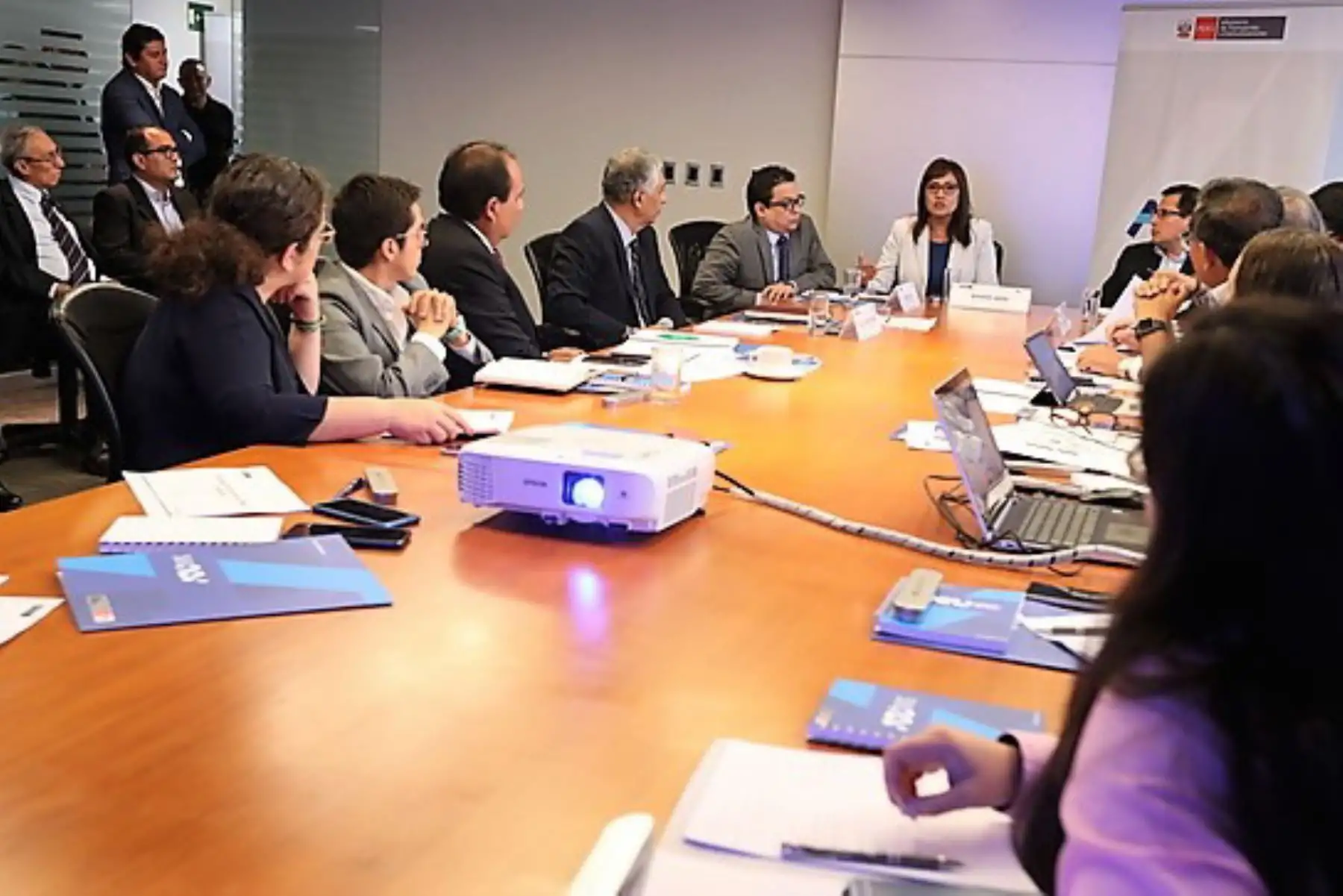 Titular de la ATU, María Jara, presidió reunión de trabajo sobre transporte eficiente.