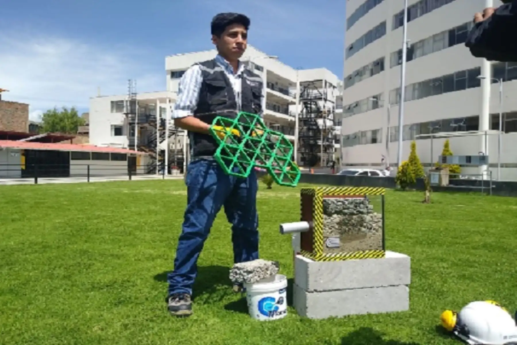 Miguel Núñez, estudiante de Ingeniería Civil de la Universidad Continental de Huancayo, en la región Junín, diseñó un sistema de drenaje ecológico que es una ingeniosa alternativa para evitar las inundaciones en ciudades donde se registran lluvias intensas.