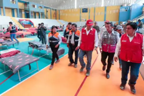 La ministra de Energía y Minas, Susana Vilca Achata; y el ministro de Agricultura, Jorge Montenegro, encabezaron las acciones de intervención del Estado en apoyo de las familias que quedaron en condición de damnificadas por las fuertes lluvias que ocasionaron la activación de tres quebradas y causaron el desborde del río Moquegua, a la altura del distrito de Samegua, provincia de Mariscal Nieto.