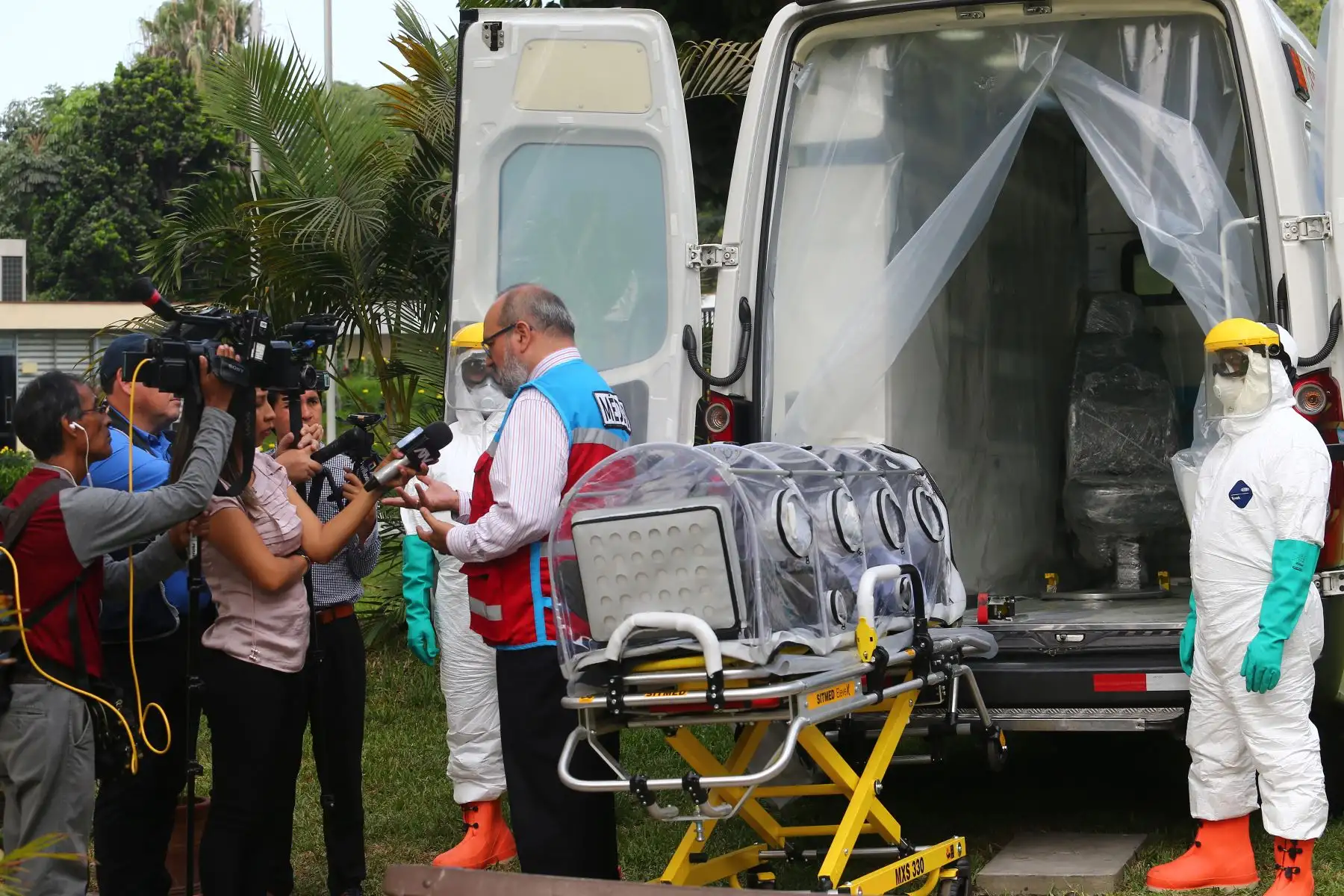 SAMU muestra equipos para traslado de pacientes con posible diagnóstico de coronavirus. Foto:ANDINA/Héctor Vinces