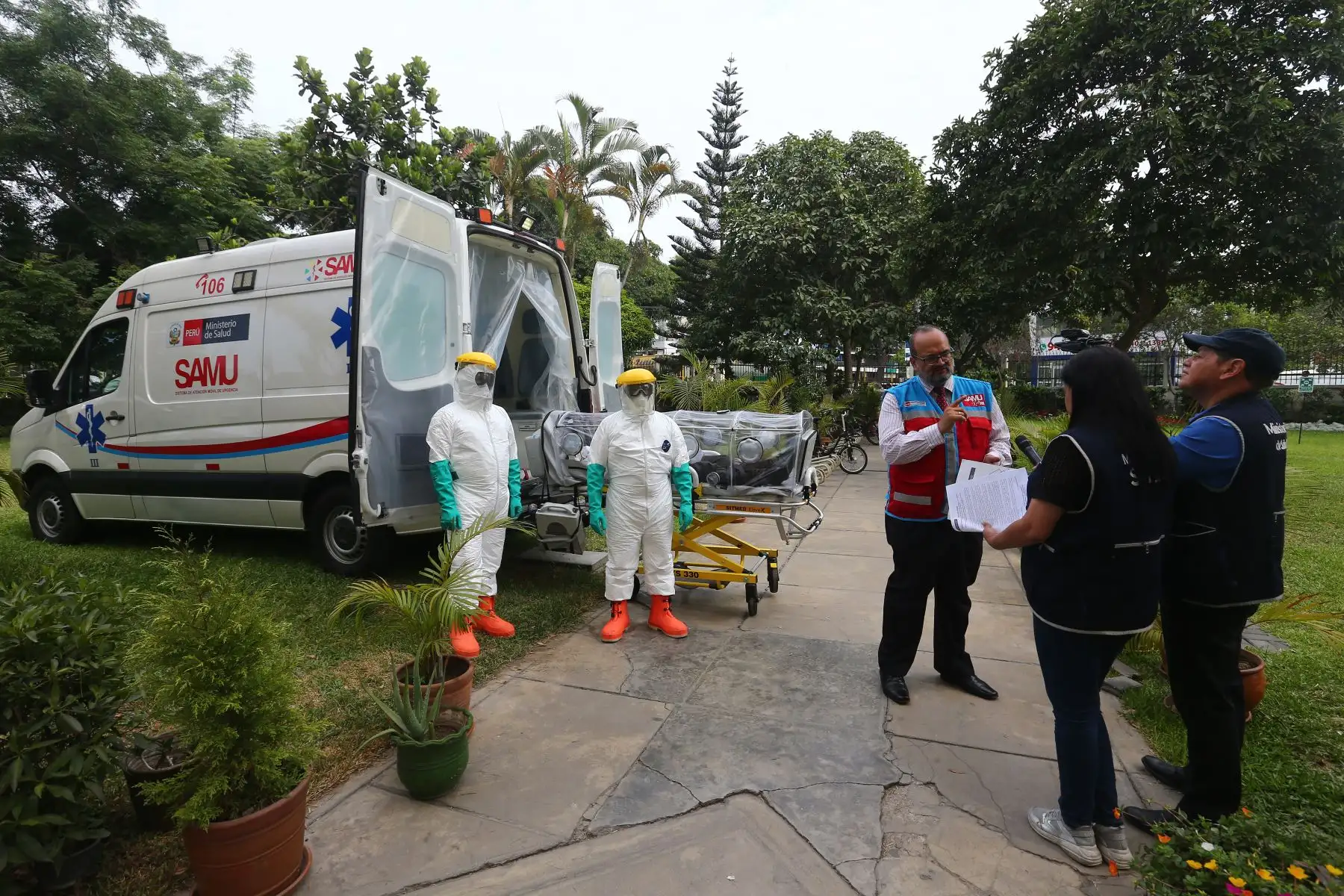 SAMU muestra equipos para traslado de pacientes con posible diagnóstico de coronavirus. Foto:ANDINA/Héctor Vinces