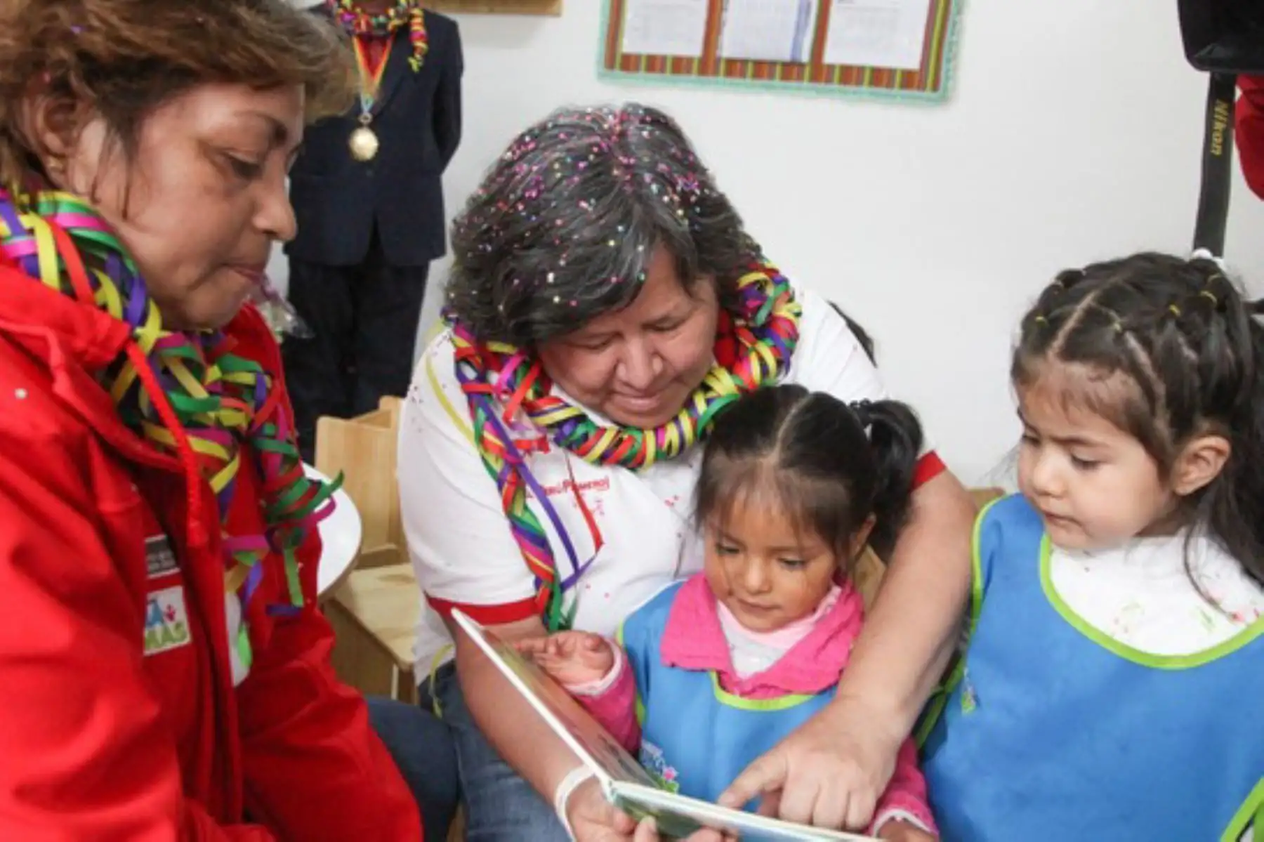 La ministra de Desarrollo e Inclusión Social, Ariela Luna, reiteró que el Ejecutivo tiene a la primera infancia como una de sus prioridades. Así lo expresó durante su visita a la ciudad del Cusco, donde supervisó la puesta en funcionamiento de dos nuevos Centros Infantiles de Atención Integral, del Programa Nacional Cuna Más, en el distrito de San Sebastián.