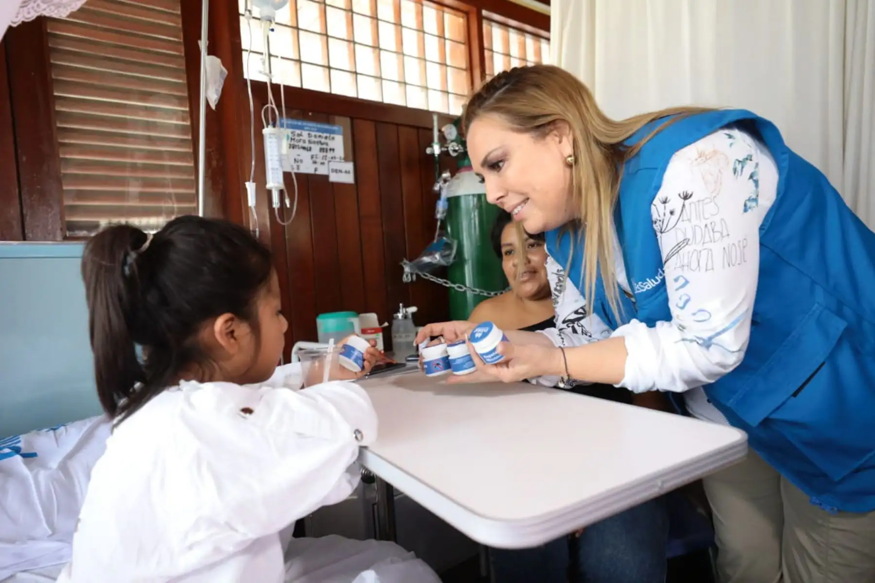 Como parte del plan de contingencia, el Seguro Social de Salud (EsSalud) distribuyó miles de repelentes naturales que previenen la picadura de insectos que causan enfermedades virales como el dengue, en diversas regiones del país zonas donde se presentan casos de este mal endémico, informó la presidenta ejecutiva de esa institución, Fiorella Molinelli.