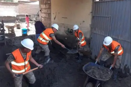 Más de 1,000 efectivos de las Fuerzas Armadas fueron desplegados en diversas regiones del país, para atender las emergencias causadas por lluvias intensas, principalmente en las regiones Tacna, Arequipa, Moquegua, Cusco y Puno, con labores que van desde la remoción de escombros hasta puentes aéreos humanitarios.