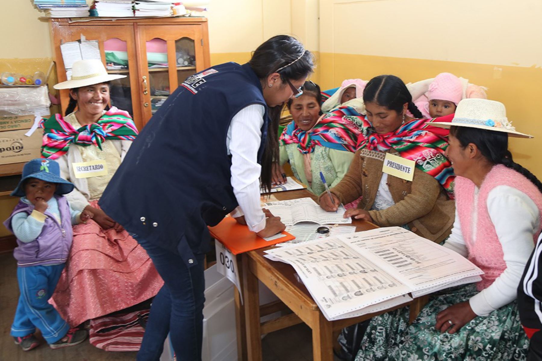 ONPE: mujeres representan el 53% de electores hábiles para los comicios municipales complementarios en el distrito ayacuchano de Chipao.