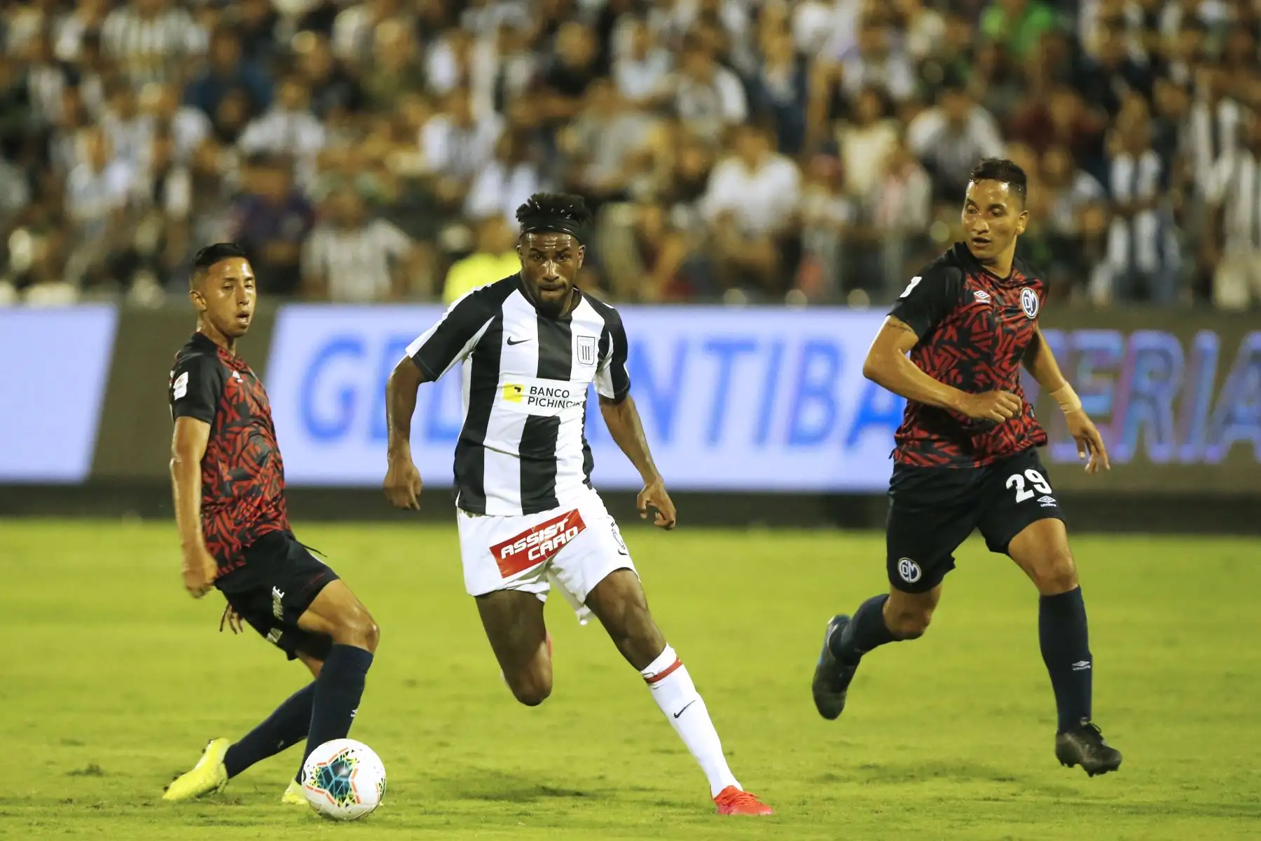 Alianza Lima se enfrenta al Municipal empatando hasta el momento 0-0. Foto: ANDINA/Eddy Ramos