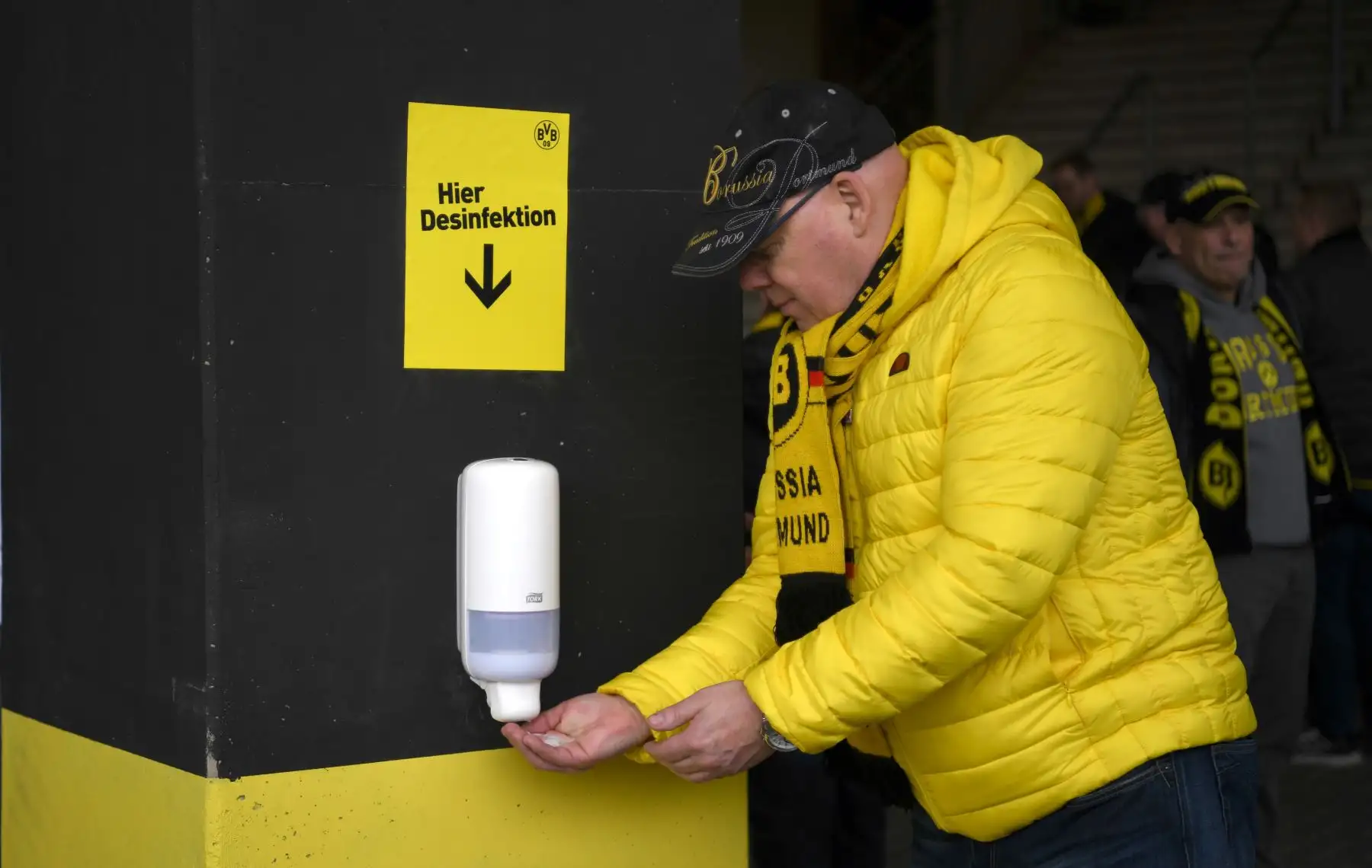 Un partidario desinfecta sus manos a su llegada al partido de fútbol de la Bundesliga de la primera división alemana. Debido a los contagios en Europa, existen mecanismos de precaución contra el virus , que obliga tener a más de 1,000 personas en cuarentena en el estado más poblado de Alemania.
Foto: AFP