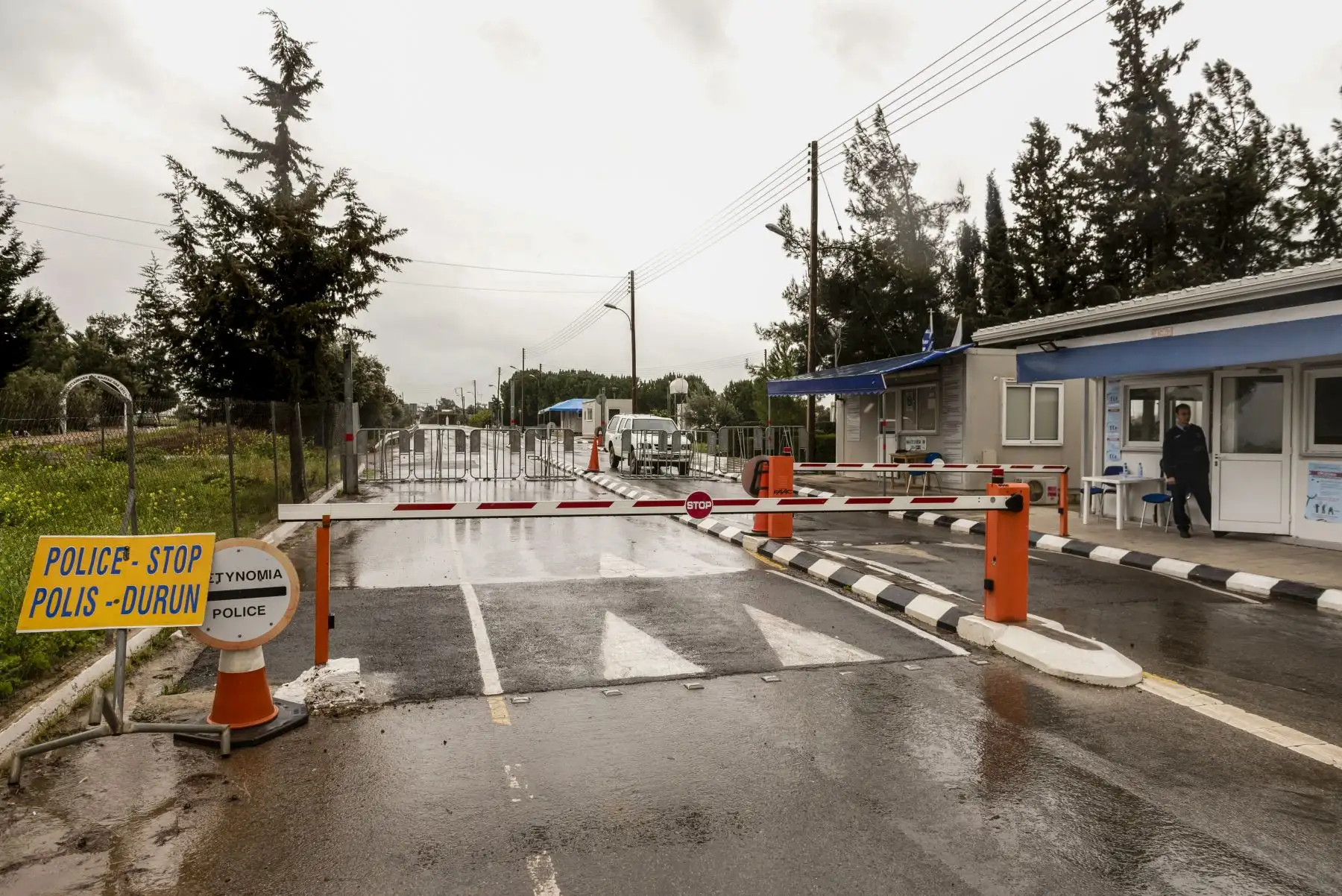 Puesto de control cerrado de Astromeritis en la capital chipriota de Nicosia. Chipre anunció el cierre temporal de la mitad de los puntos de cruce a través de la línea de alto el fuego de la isla dividida en un esfuerzo por prevenir un brote de coronavirus. 
Foto: AFP