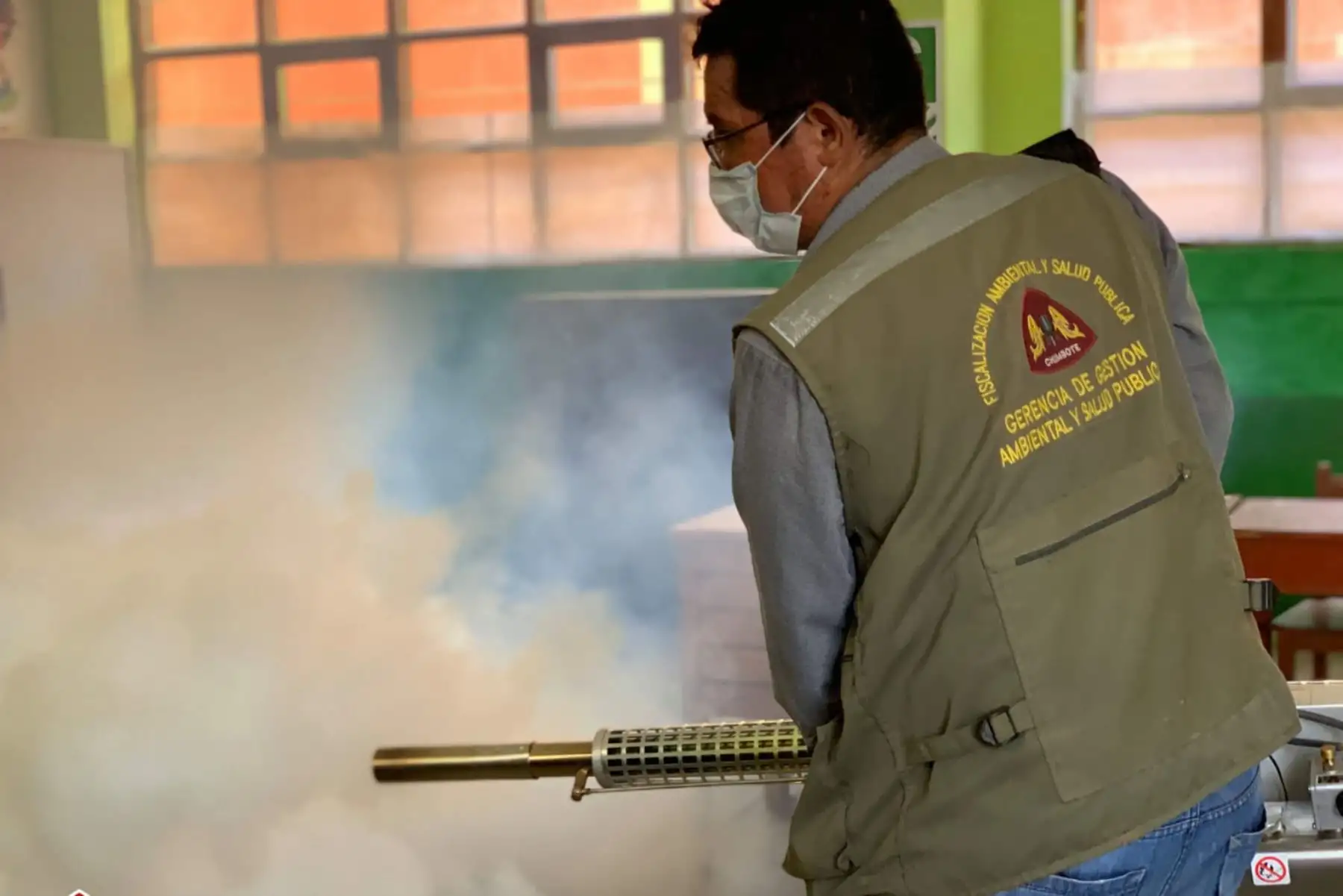 Personal del Órgano Desconcentrado de Salud Pública y Fiscalización Ambiental de la Municipalidad Provincial del Santa, en un trabajo coordinado con la Red de Salud Pacífico Norte, iniciaron las labores de fumigación en los colegios de Chimbote, en la región Áncash, a pocos días del inicio del año escolar.