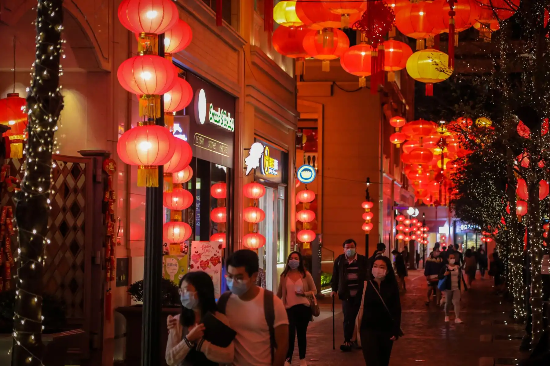 Las personas que usan mascarillas como medida de precaución contra la propagación del nuevo coronavirus Covid-19, caminan por una calle decorada con linternas chinas en Hong Kong.
Foto: AFP