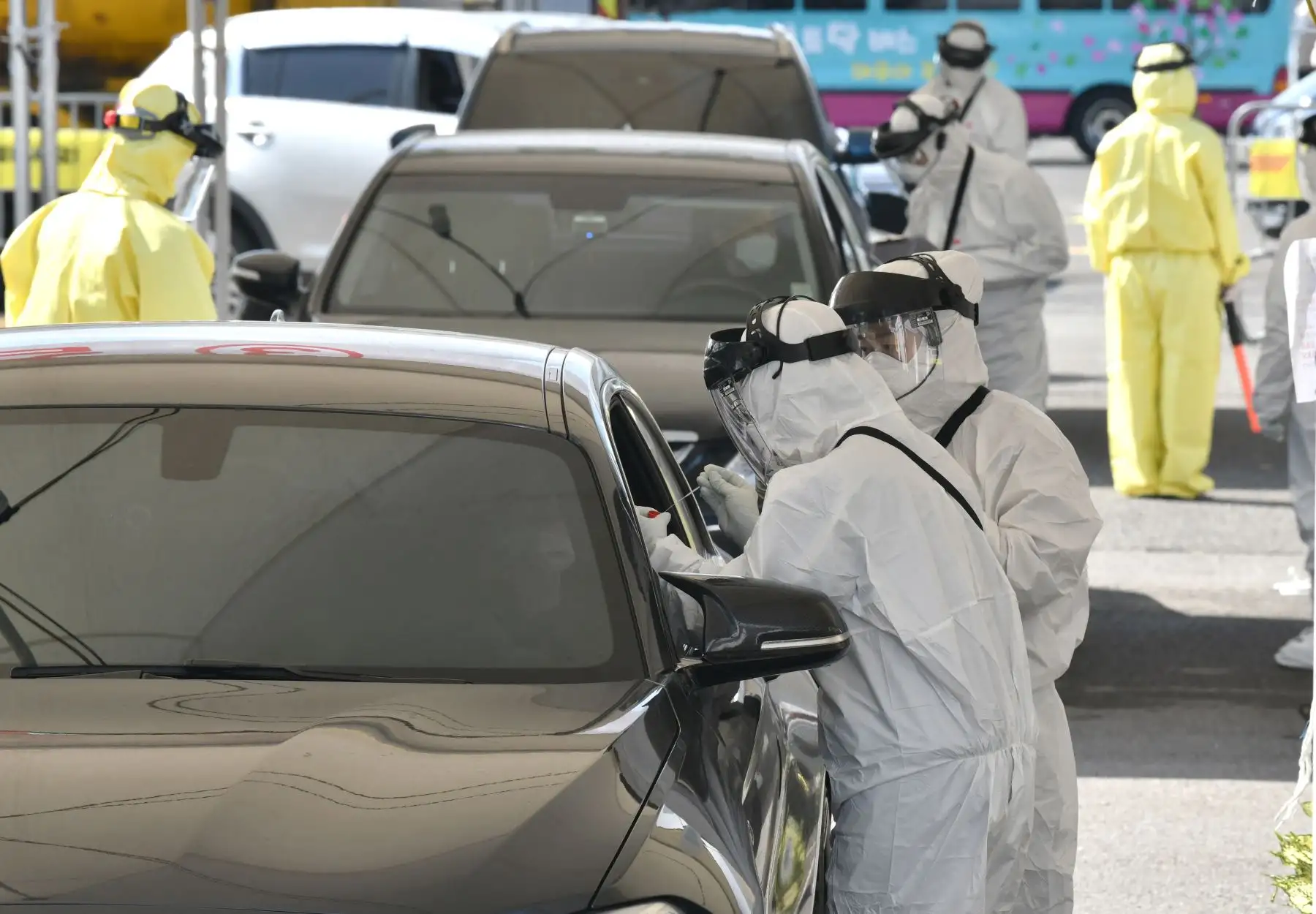Los miembros médicos que usan equipo de protección toman muestras de un conductor con síntomas sospechosos del coronavirus COVID-19, en una instalación de prueba de virus  en Goyang, al norte de Seúl.
Foto: AFP
