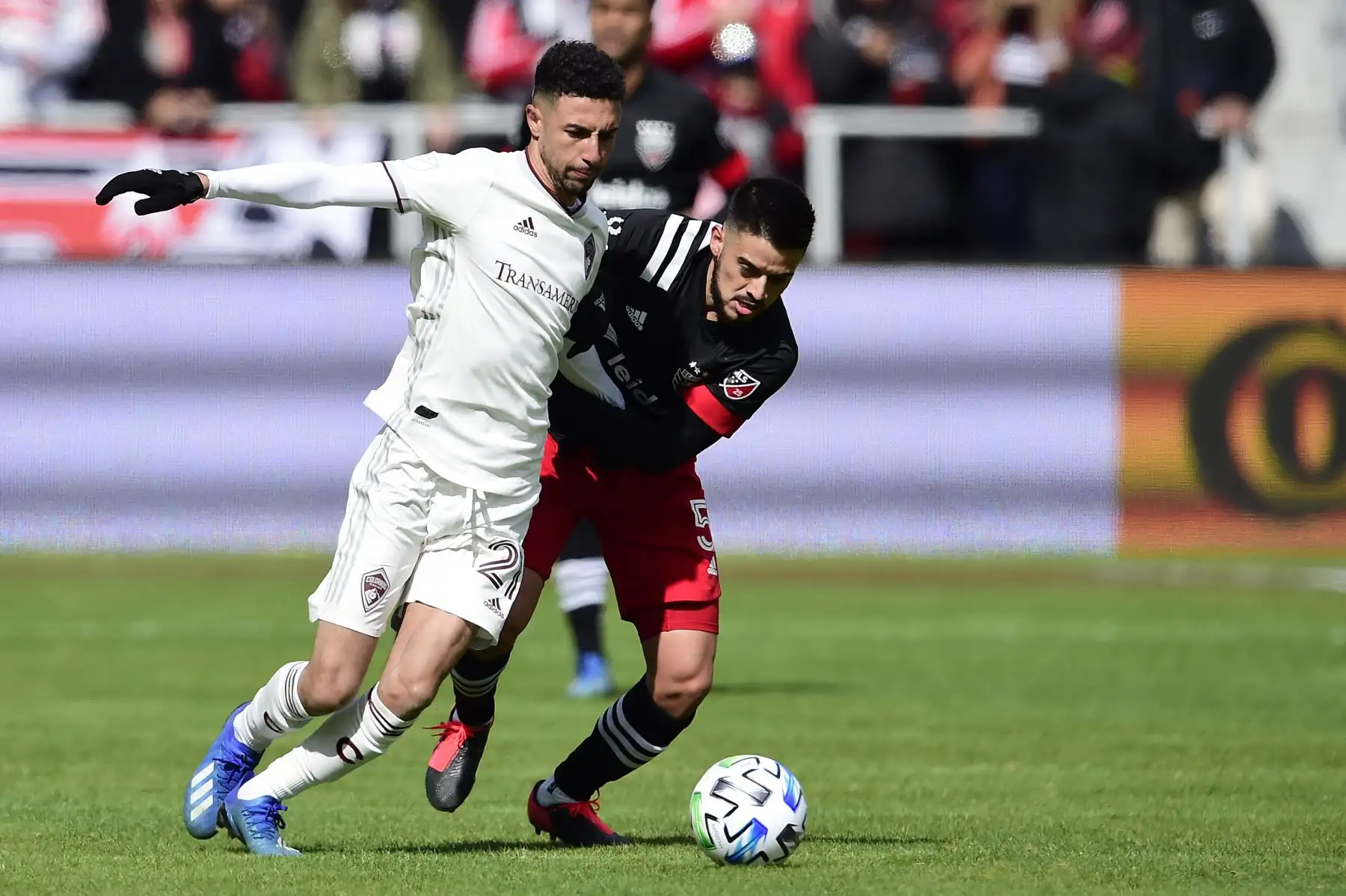 Younes Namli de Colorado Rapids y Junior Moreno de D.C. United batallan por el balón en la primera mitad en el Audi Field en Washington.
Foto: AFP