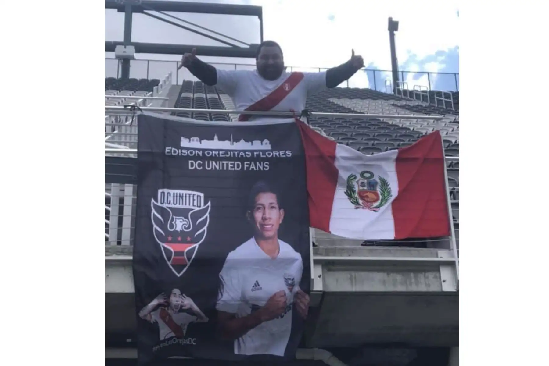 Hincha peruano acompaña con banderolas e imagen de Edison Flores de D.C. United  que se enfrenta al Colorado Rapids en Washington.
Foto: Difusión