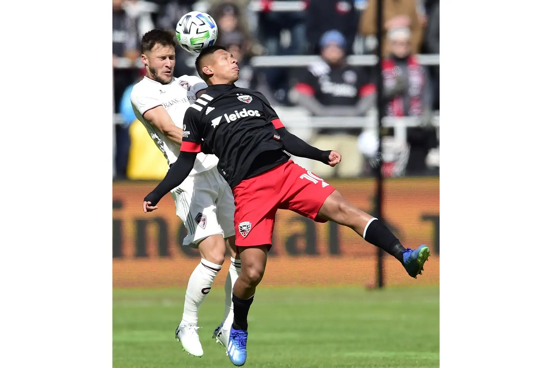 Edison Flores de D.C. United encabeza el balón contra Keegan Rosenberry  de Colorado Rapids  en Washington.
Foto: AFP
