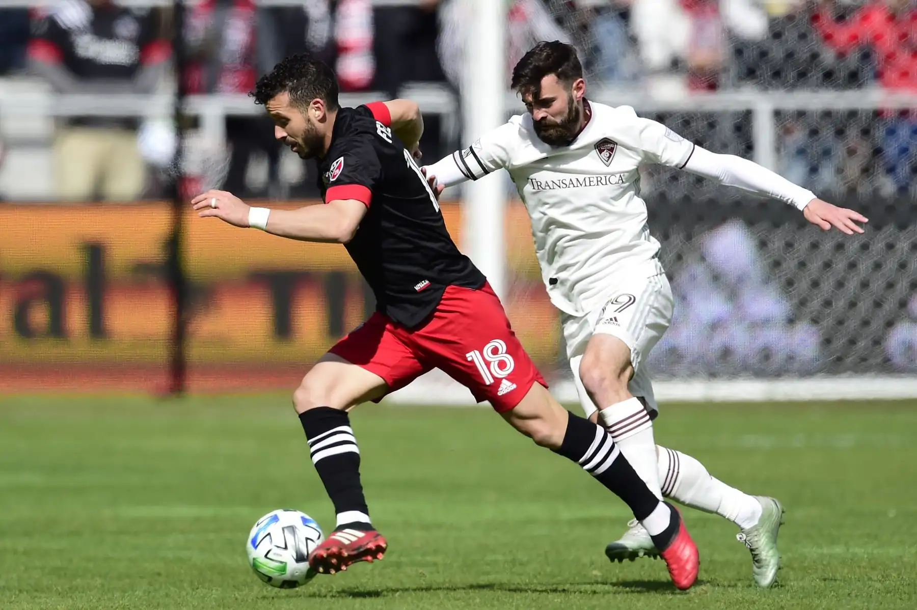 Felipe Martins 18 de D.C. United patea el balón contra Jack Price de Colorado Rapids en el Audi Field en Washington.
Foto: AFP