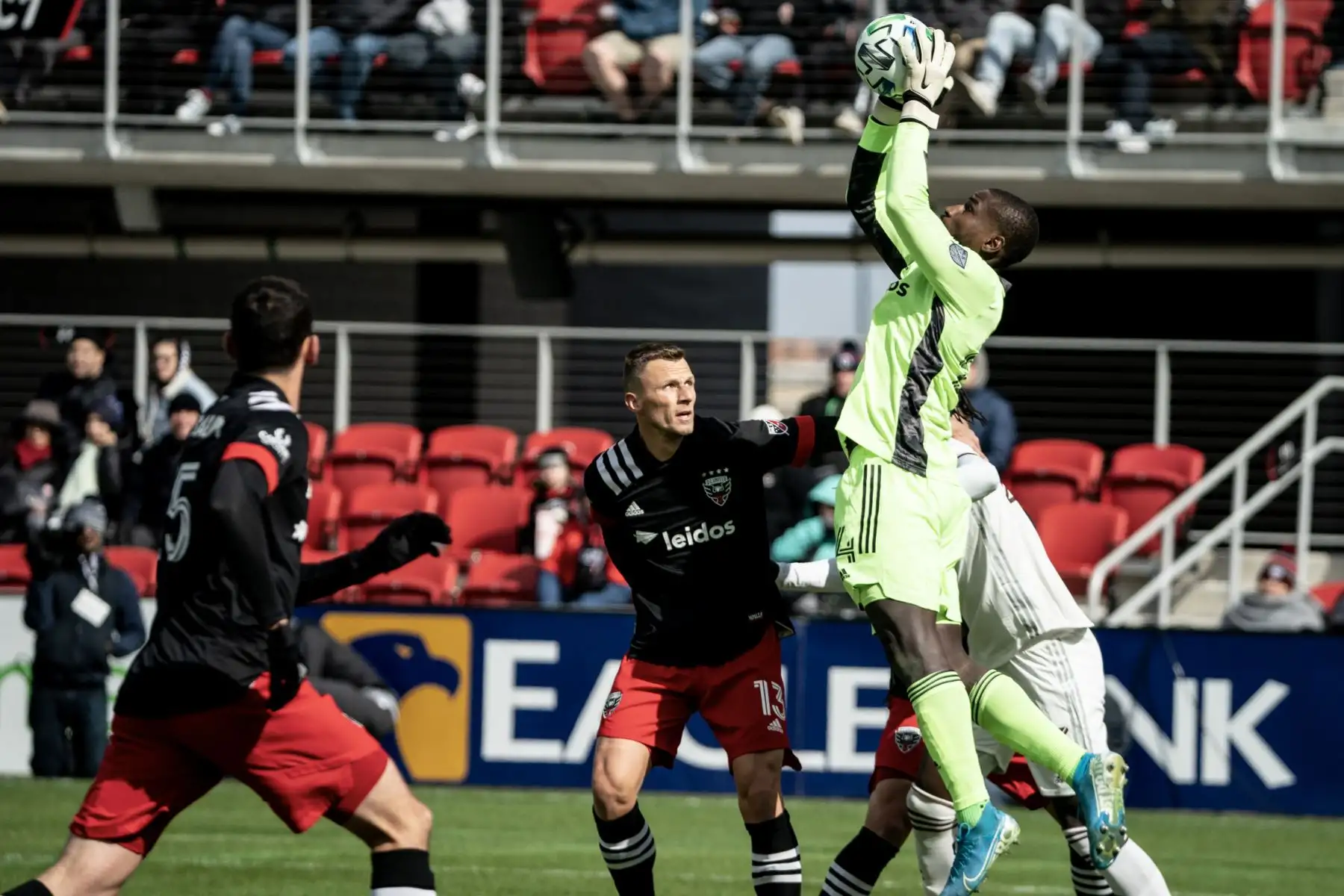 DC United, en el debut de Edison Flores, cayó 2-1 ante Colorado Rapids.
Foto: Difusión