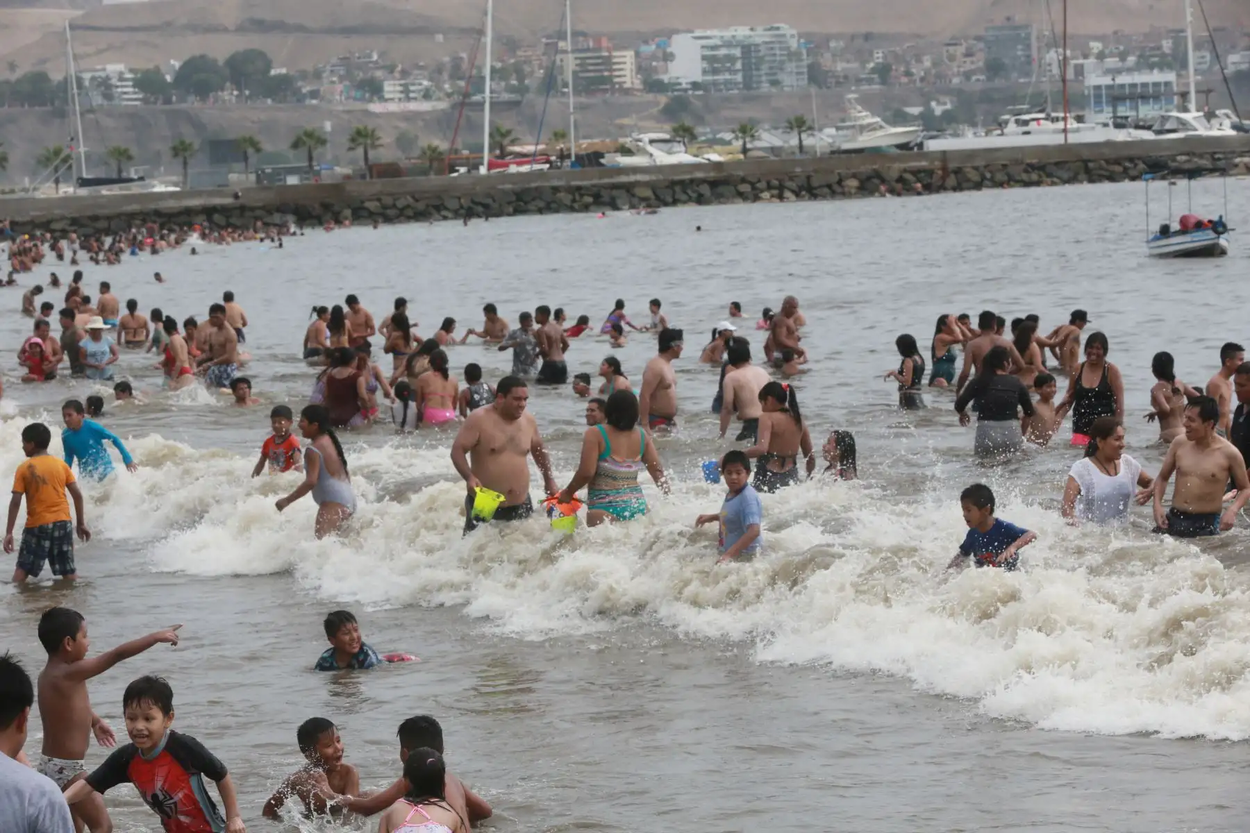 Limeños acuden a Playa Agua Dulce para refrescarse de las altas temperaturas del verano 2020.Foto: ANDINA/Jhony Laurente