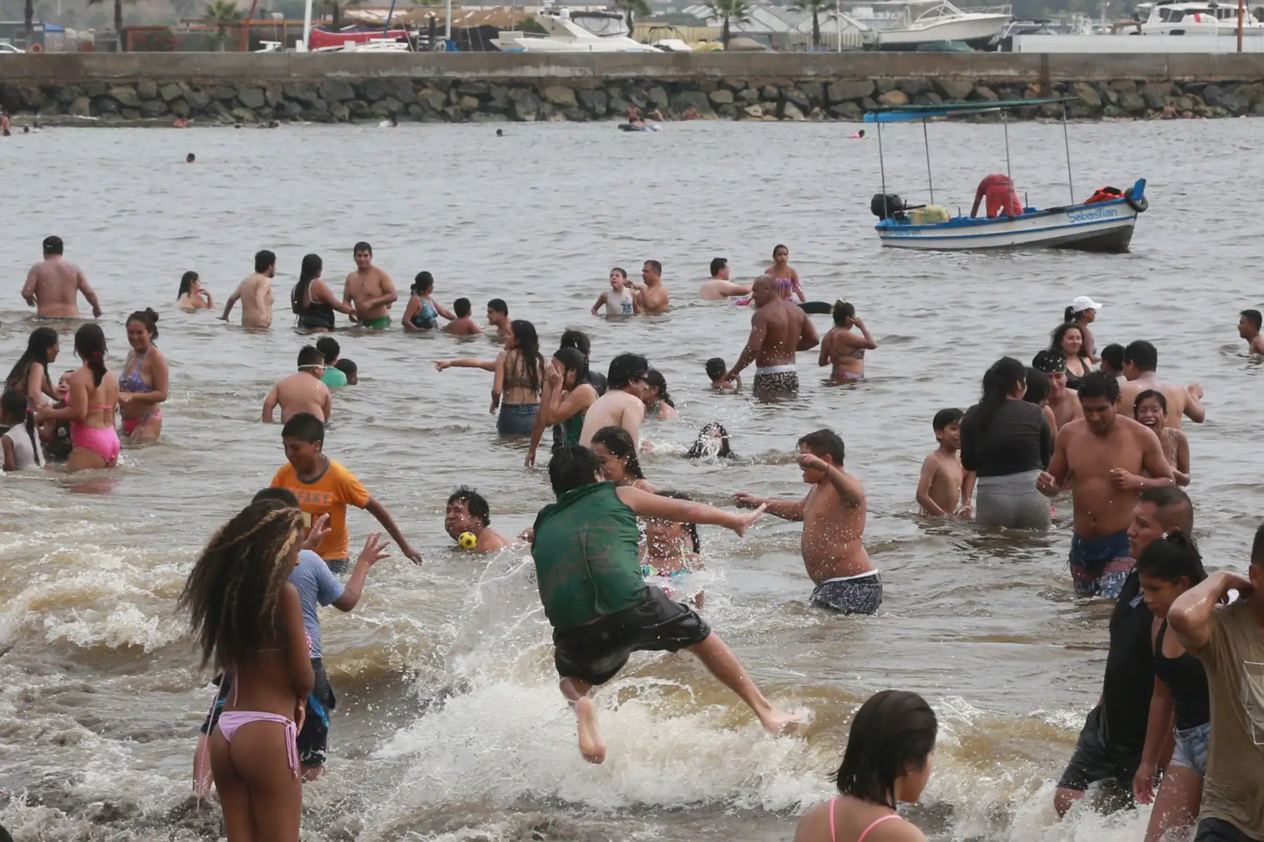 Limeños acuden a Playa Agua Dulce para refrescarse de las altas temperaturas del verano 2020.Foto: ANDINA/Jhony Laurente