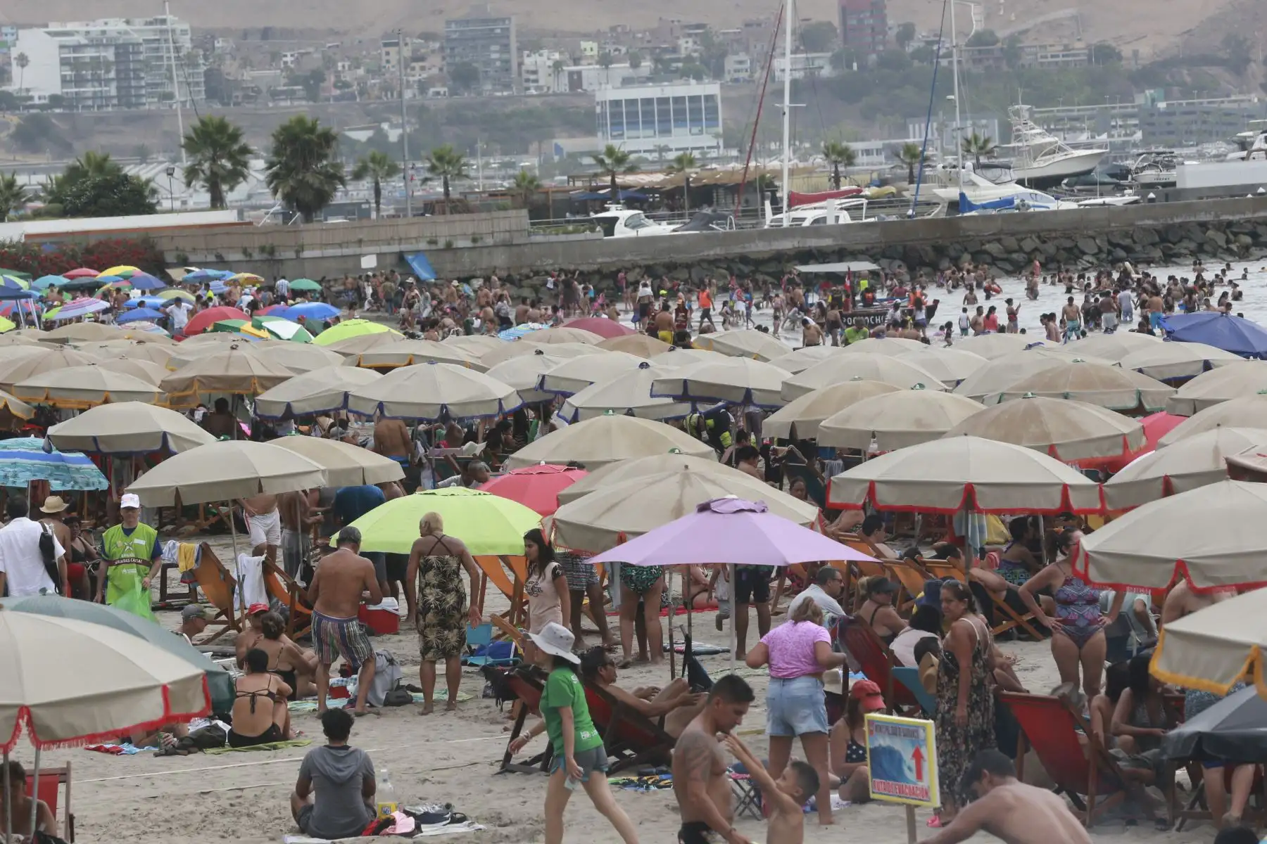 Limeños acuden a Playa Agua Dulce para refrescarse de las altas temperaturas del verano 2020.Foto: ANDINA/Jhony Laurente