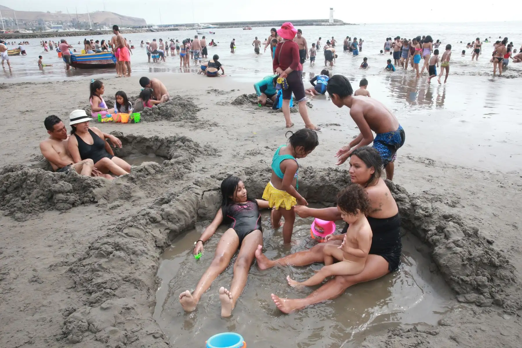 Limeños acuden a Playa Agua Dulce para refrescarse de las altas temperaturas del verano 2020.Foto: ANDINA/Jhony Laurente