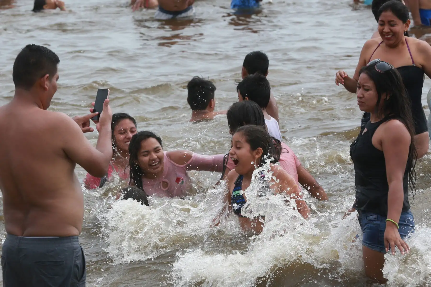 Limeños acuden a Playa Agua Dulce para refrescarse de las altas temperaturas del verano 2020.Foto: ANDINA/Jhony Laurente