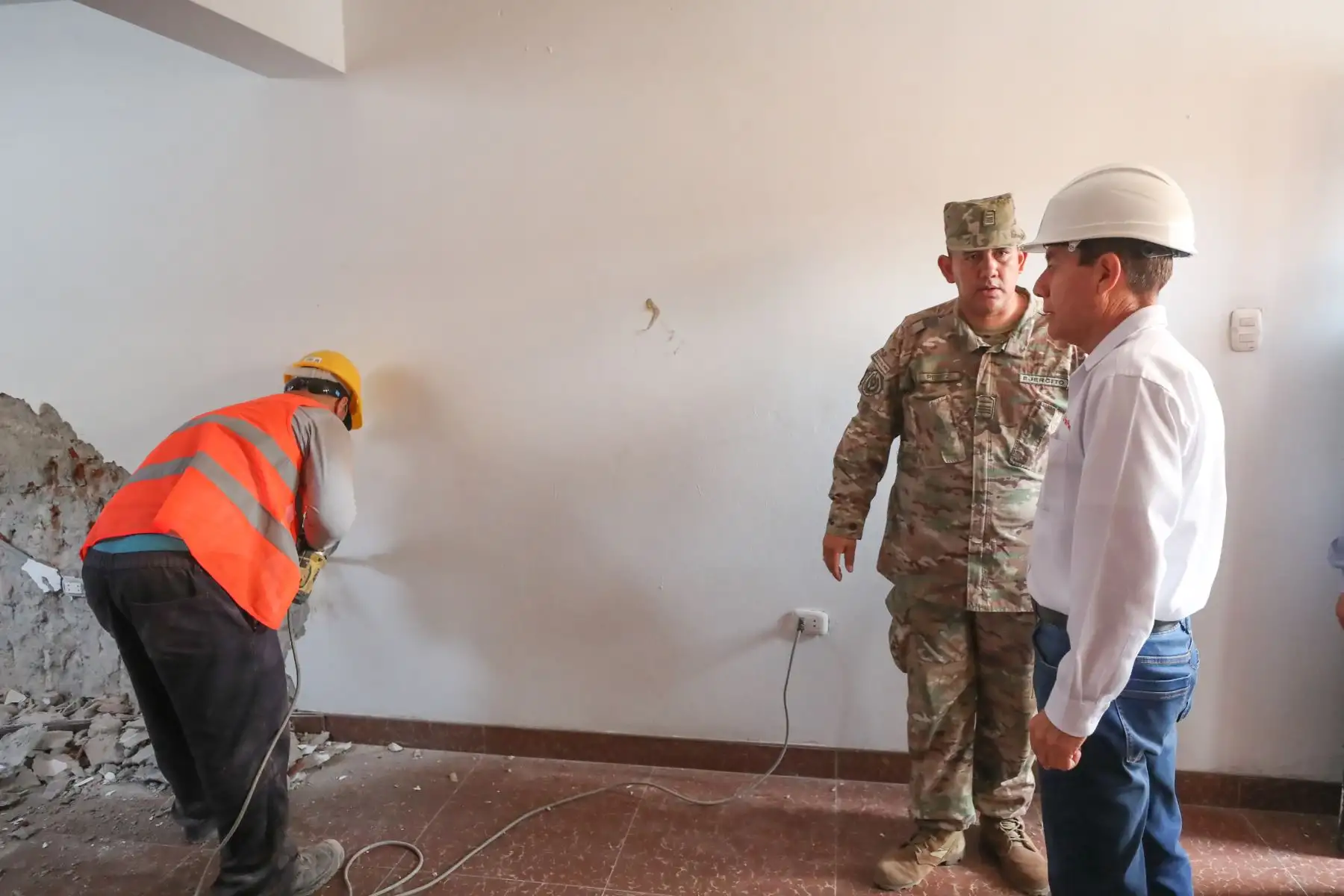 Ministro de Defensa, Walter Martos supervisa trabajos en Villa el Salvador. Photo: ANDINA/MINDEF