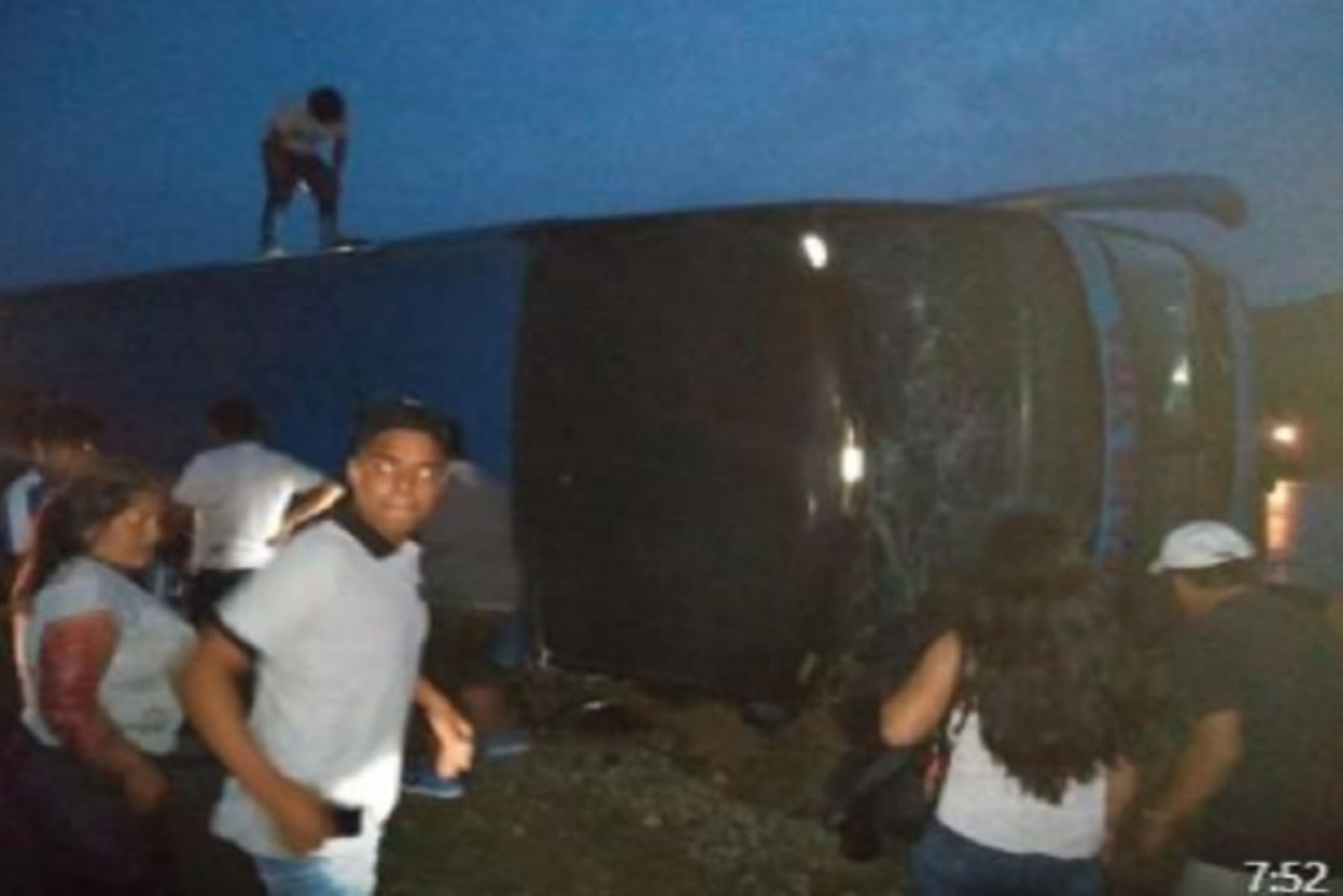 El ómnibus se desplazaba de Lima a Chiclayo, cuando se despisto y volcó.