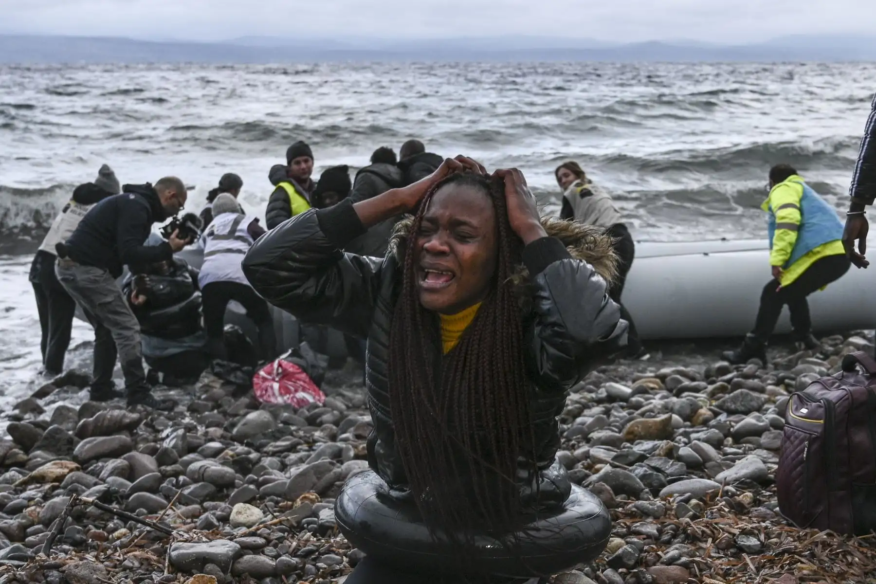 Grecia bloqueó cientos de Los inmigrantes que intentaron ingresar al país el viernes después de que Turquía dijo que abriría las puertas a los refugiados de Siria para ingresar a la Unión Europea. AFP