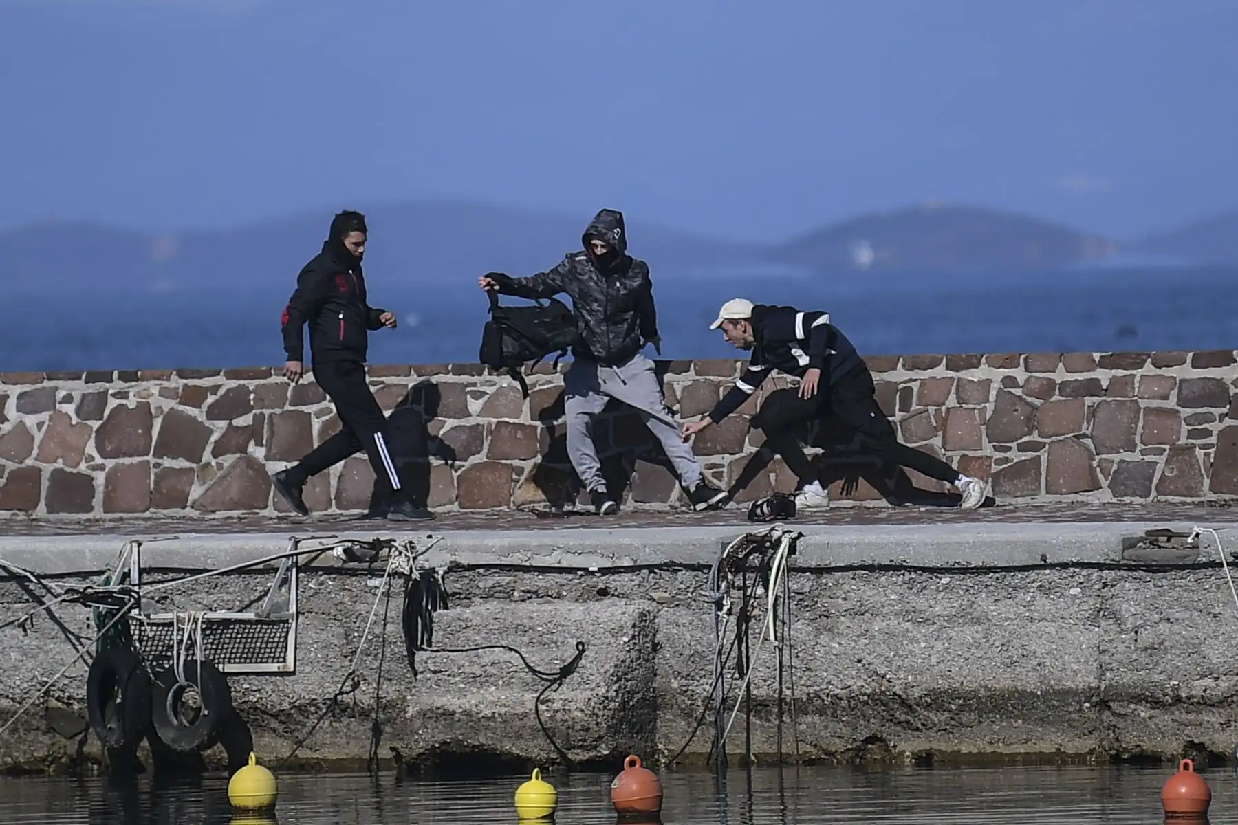 Un periodista  es atacado por residentes que intentan evitar que los migrantes desembarquen en la isla griega de Lesbos. AFP