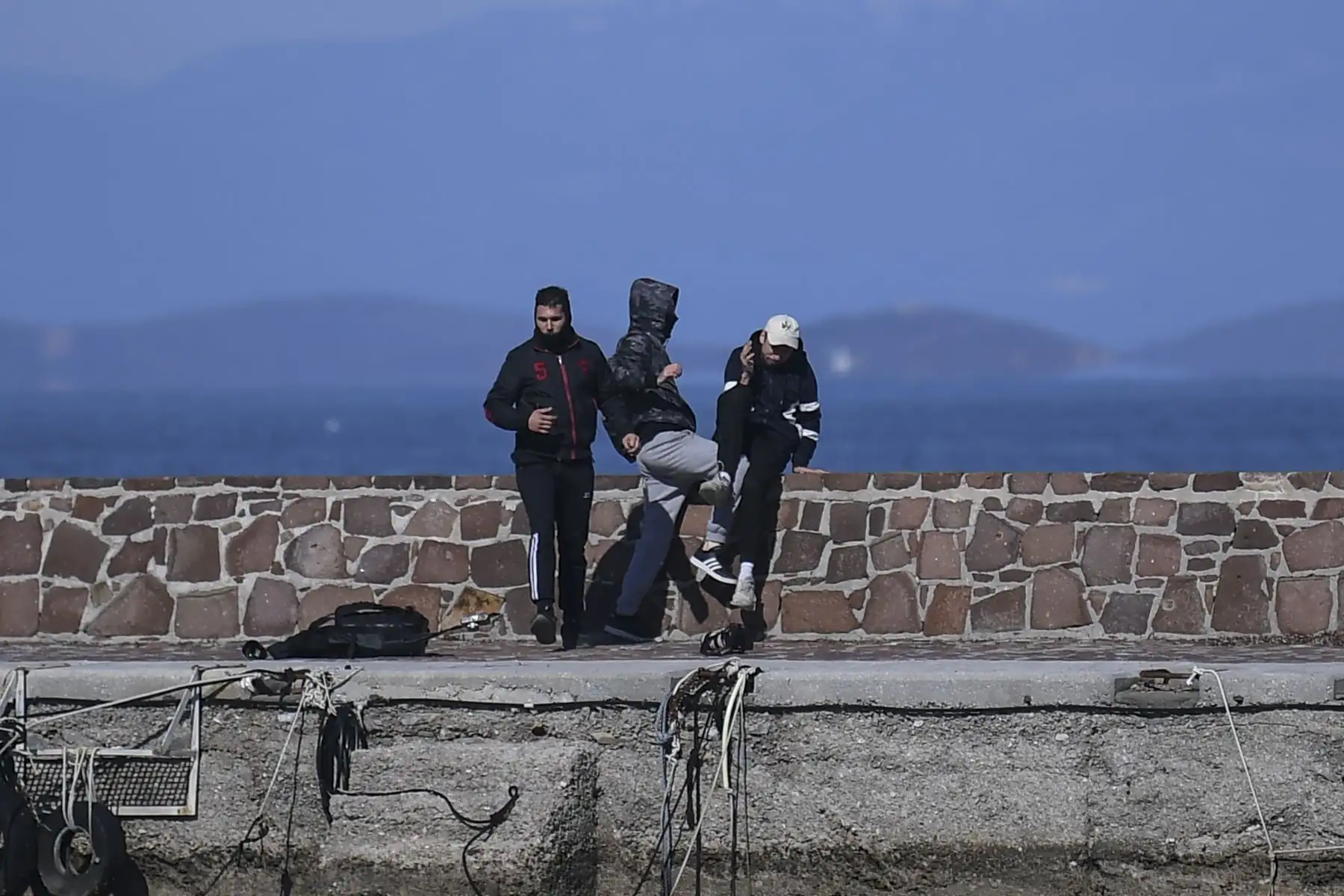 Un periodista  es atacado por residentes que intentan evitar que los migrantes desembarquen en la isla griega de Lesbos. AFP
